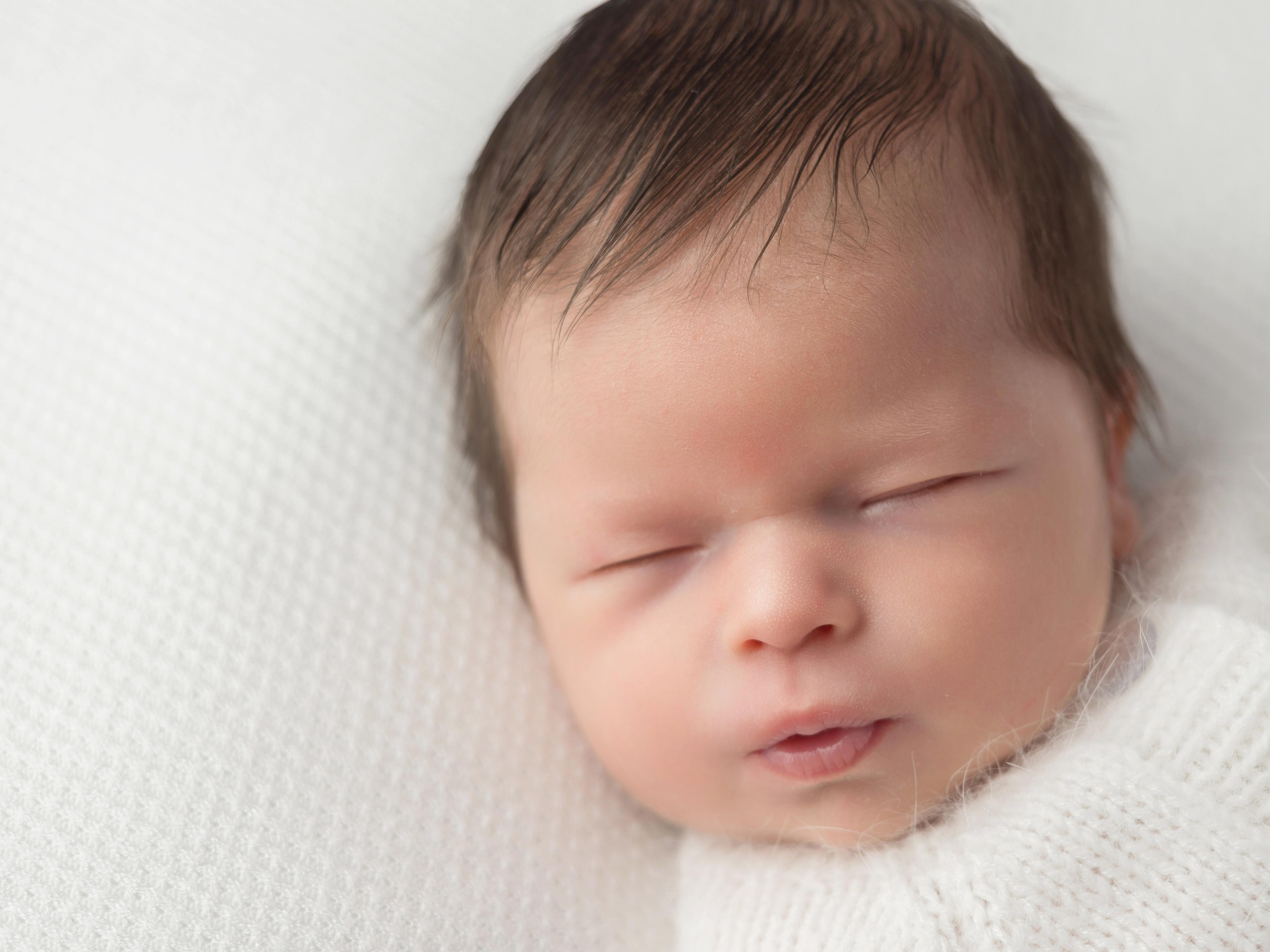 крупный портрет новорожденного