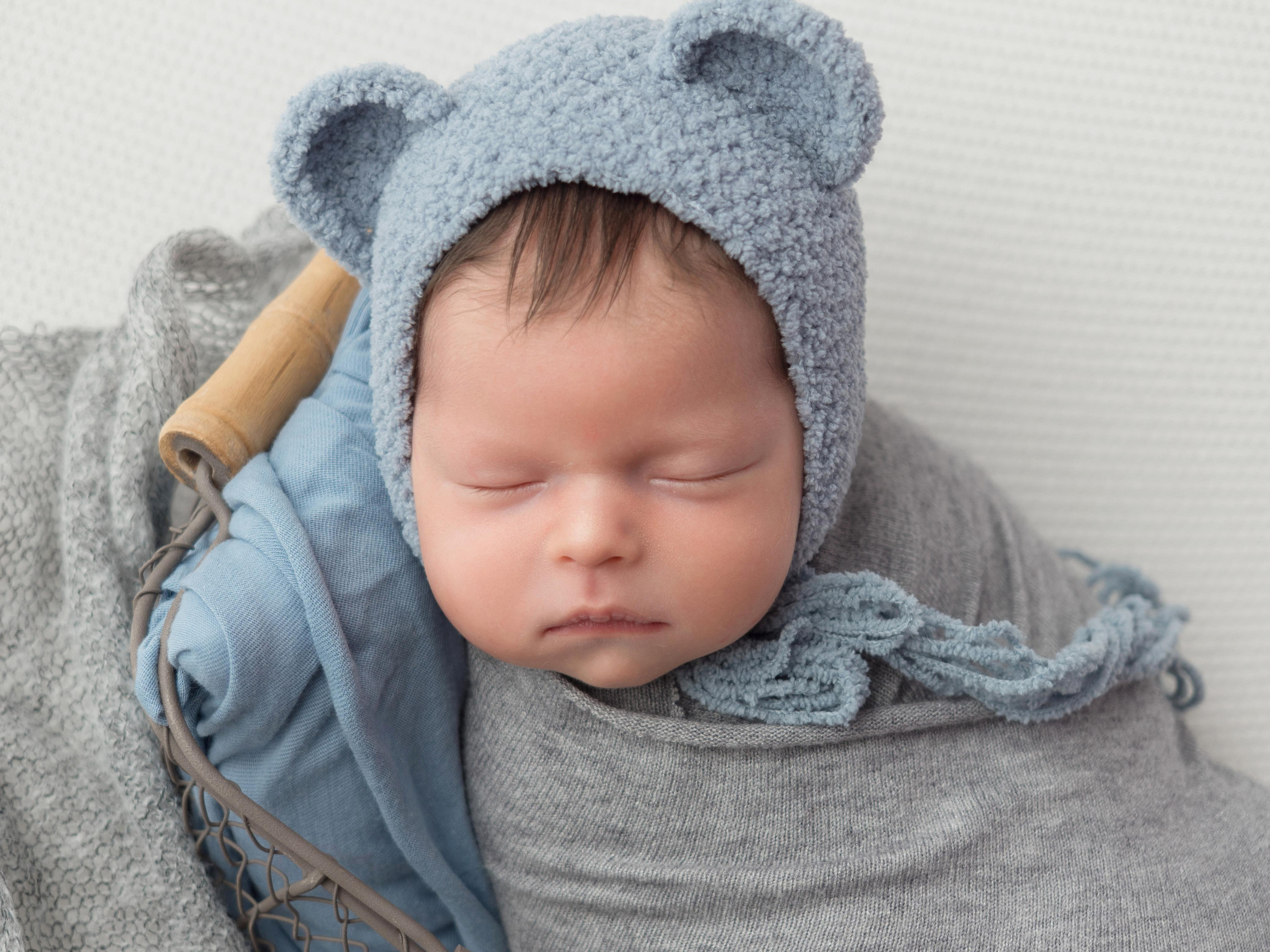 малыш в шапочке с ушками для новорожденного 