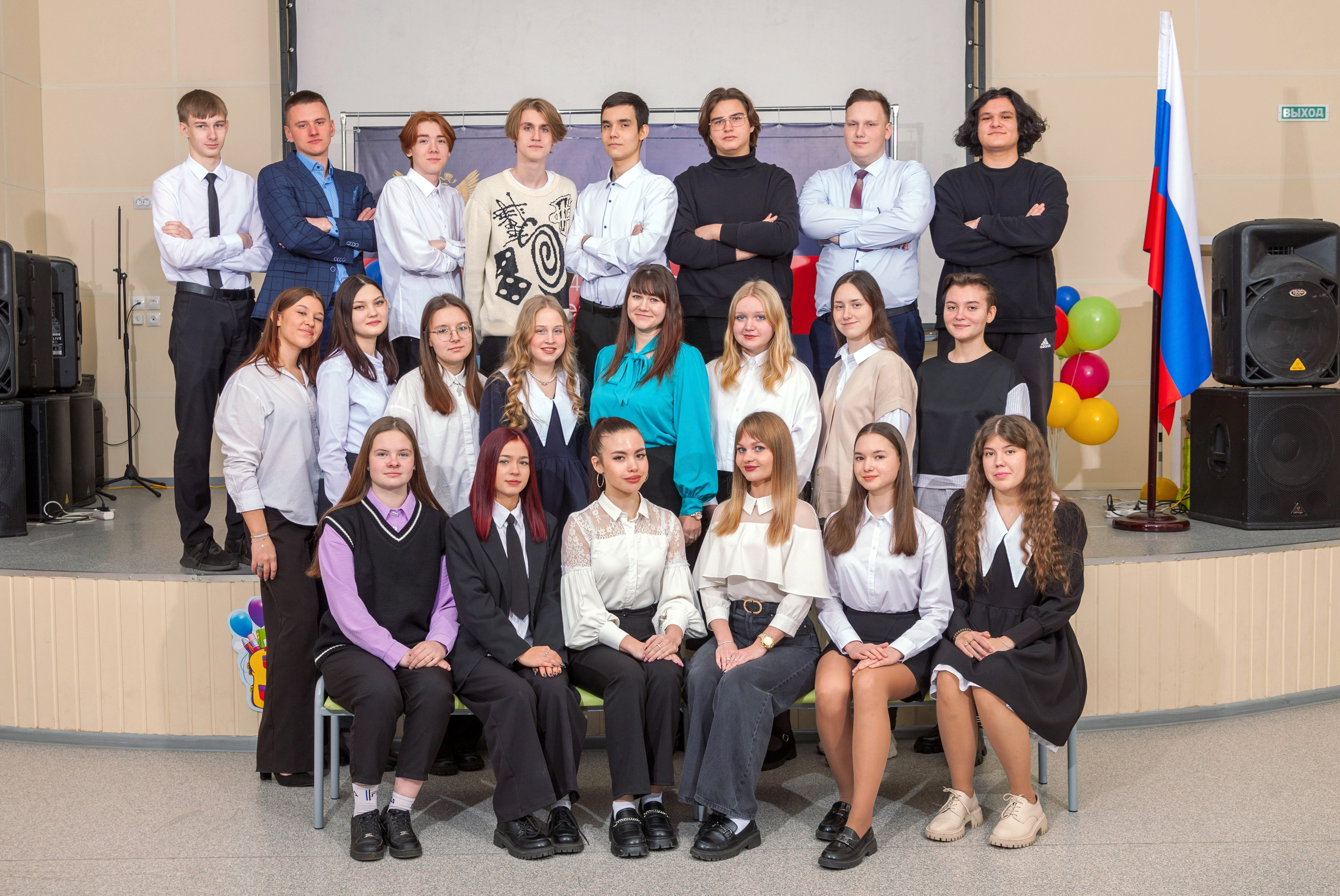 Общая фотография 11 класса снятая в актовом зале школы
