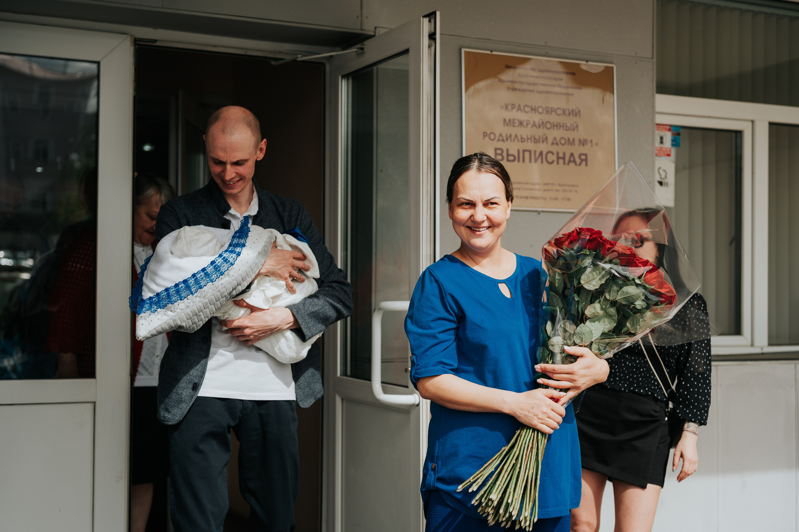 Выписка из роддома: Вадим, Анастасия и сын Руслан. Репортажный фотограф Красноярск