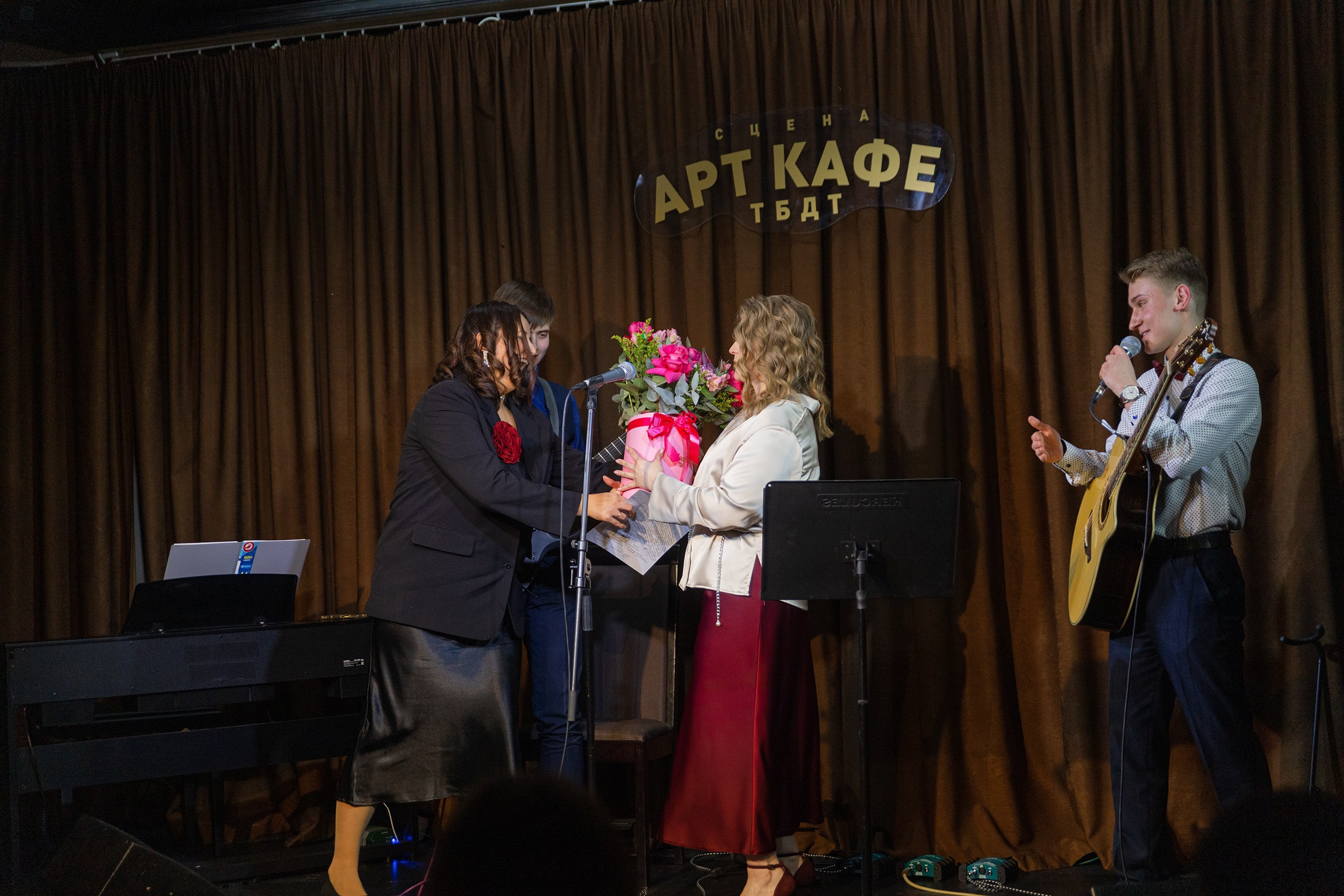 Выступление YOLO band в арт кафе. Фотограф Тюмень