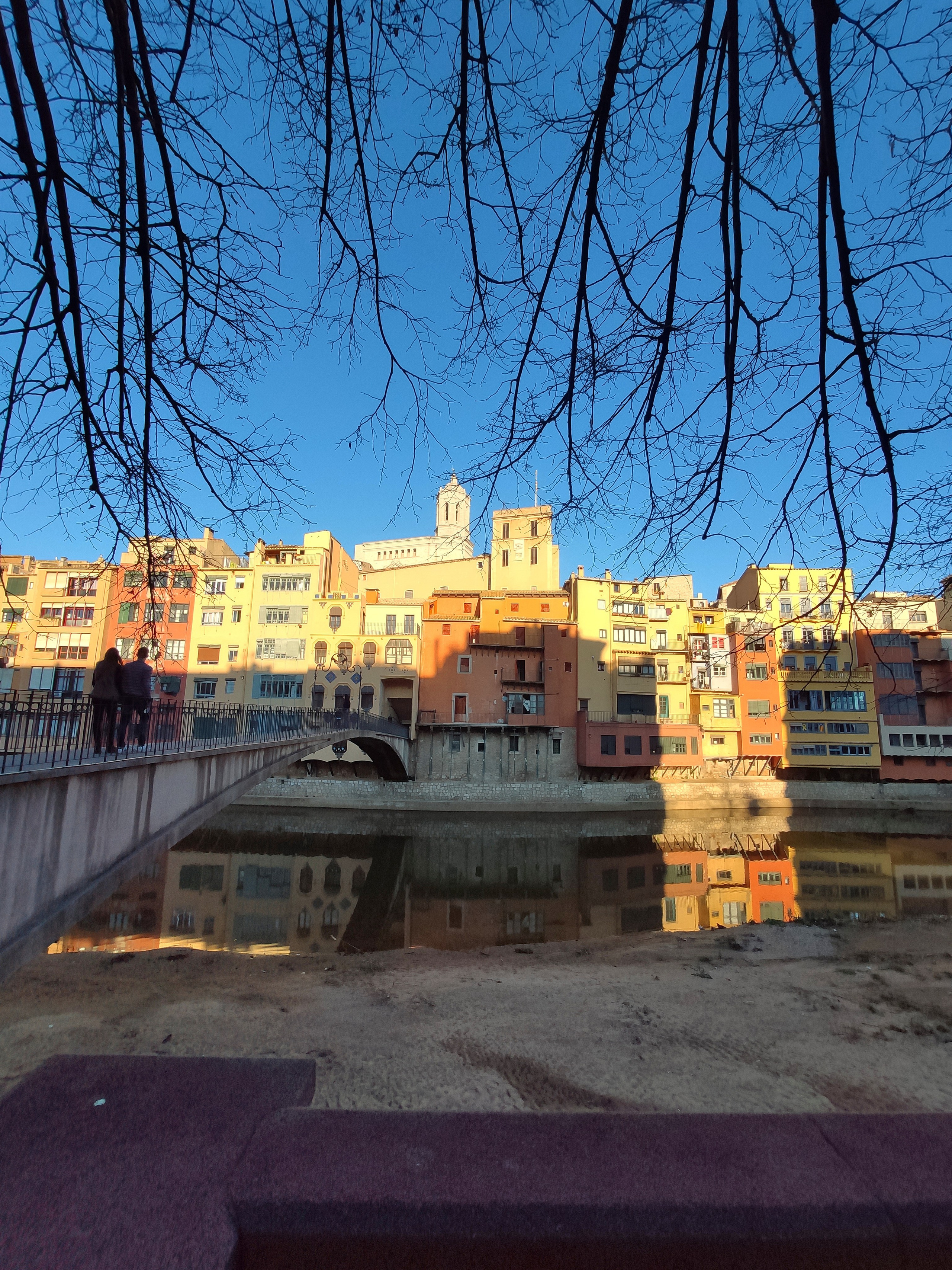 Река Оньяр и красочные домики по ее берегам. Не так много в них кафешек, как хотелось бы