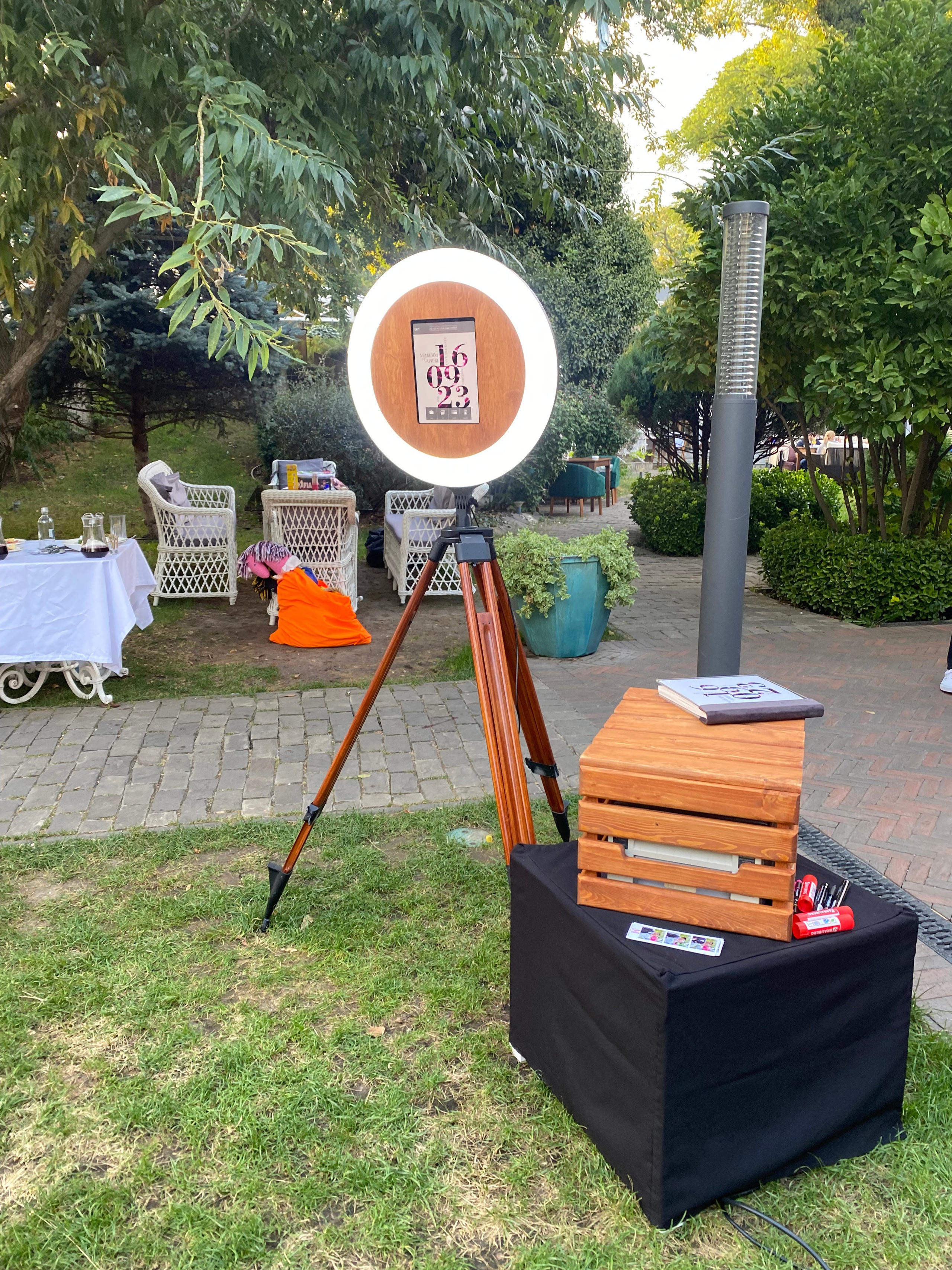 Фото-гиф-стойка в стиле Loft (фотобудка, селфизеркало). Инсталаб Краснодар фото и видео интерактивы на ваше мероприятие