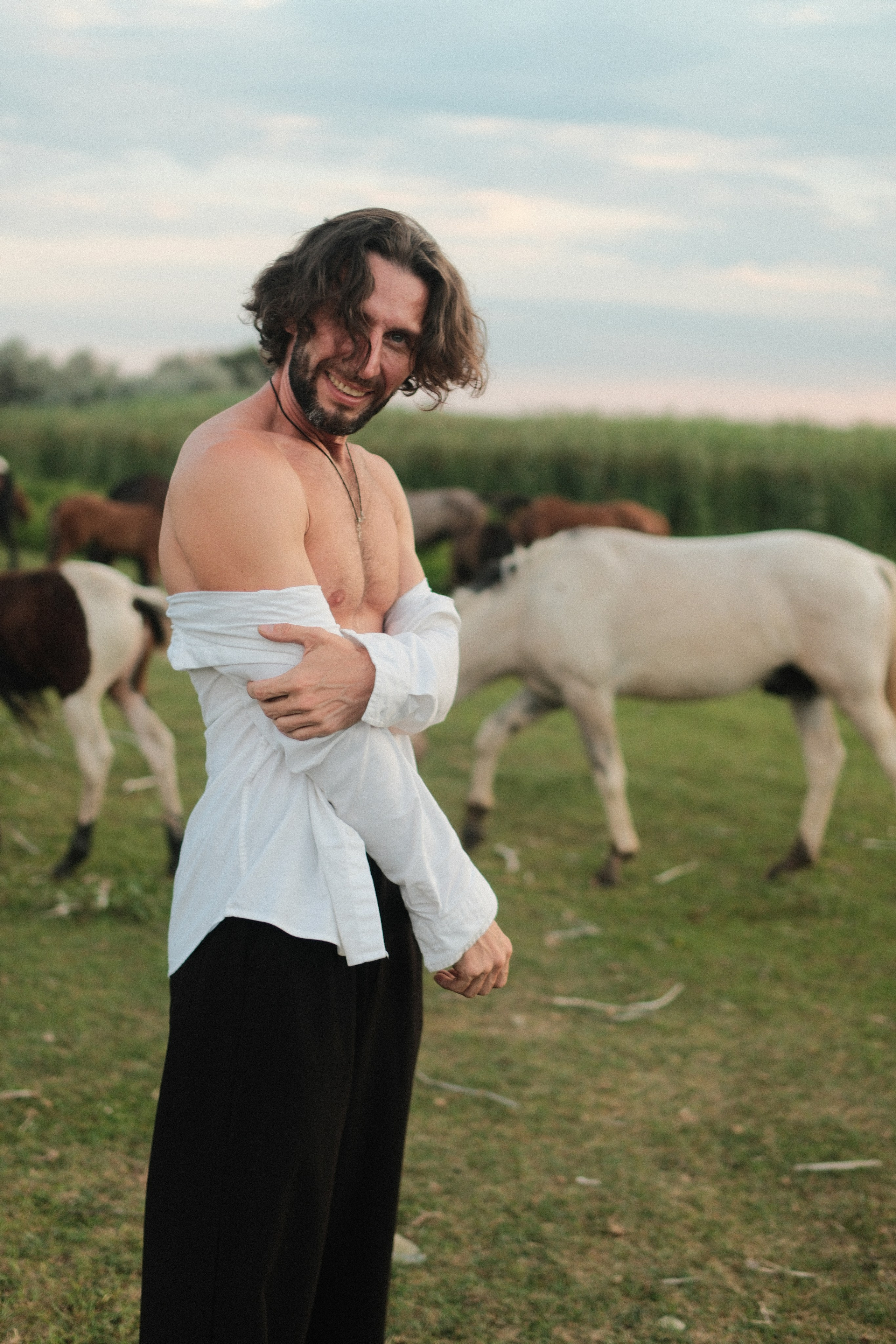 В поле с конём. Фотограф/Видеограф из Саратова