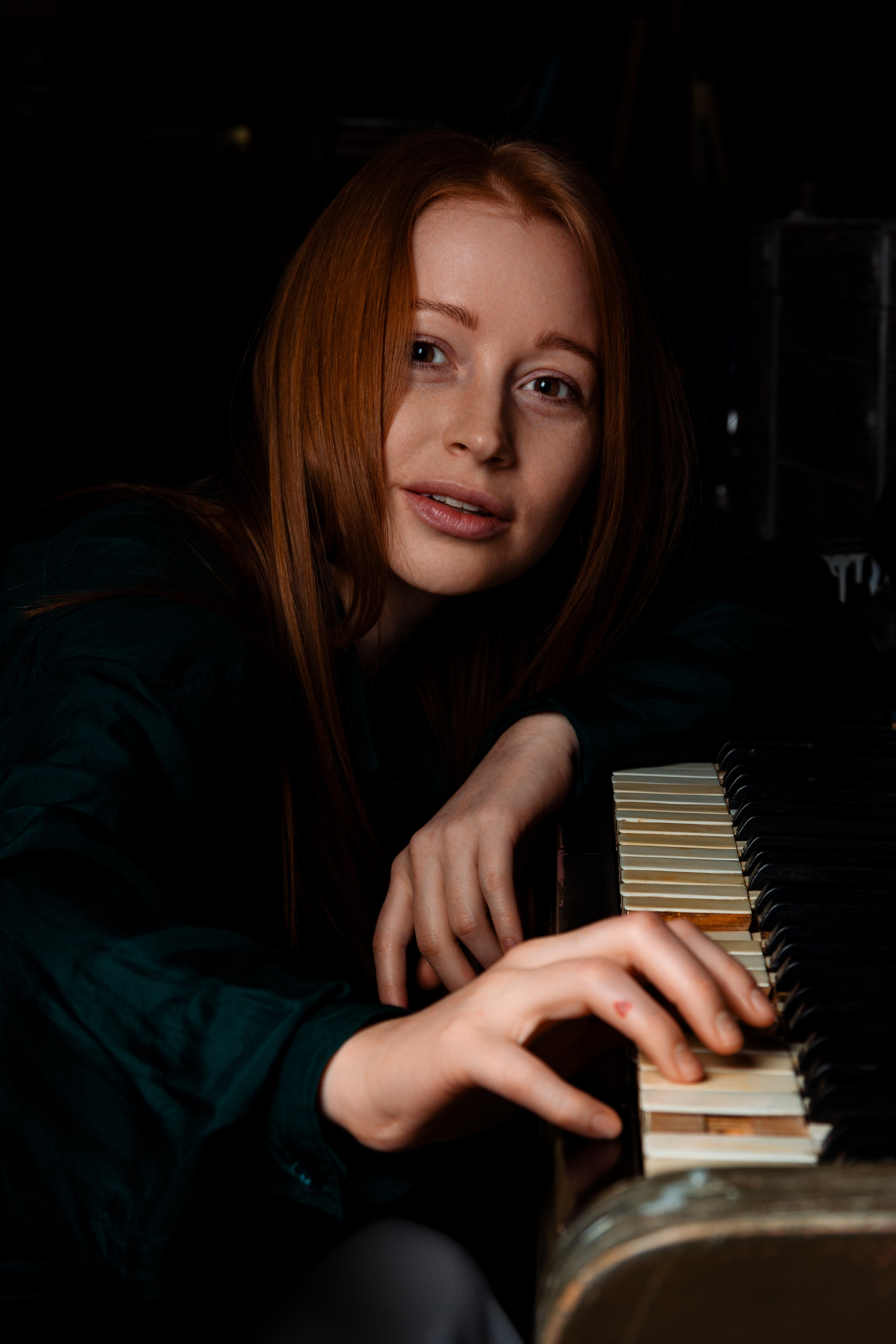 девушка и пианино Индивидуальный портретный фотограф в СПб и Лен. обл. Портретные фотосессии, студийные сьемки, планерные съемки, семейные фотосессии, love-story. Санкт-Петербург и Ленинградская обл. Индивидуальная портретная фотосессия. Фотостудия Beverly Hills. 