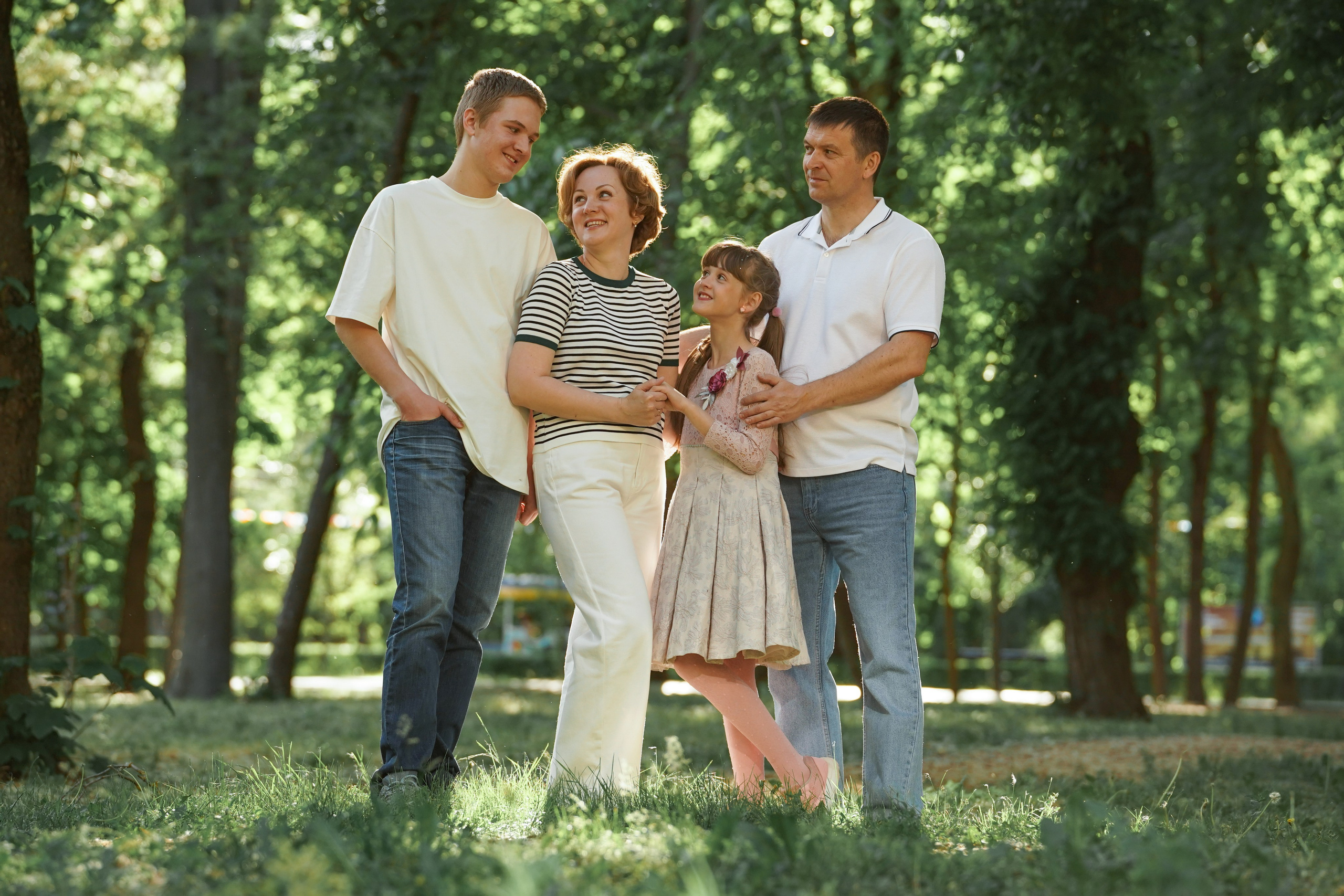 Семья в парке Островского. MEMENTO.Выпускные альбомы, школьные, юбилейные и другие книги. Ростов-на-Дону