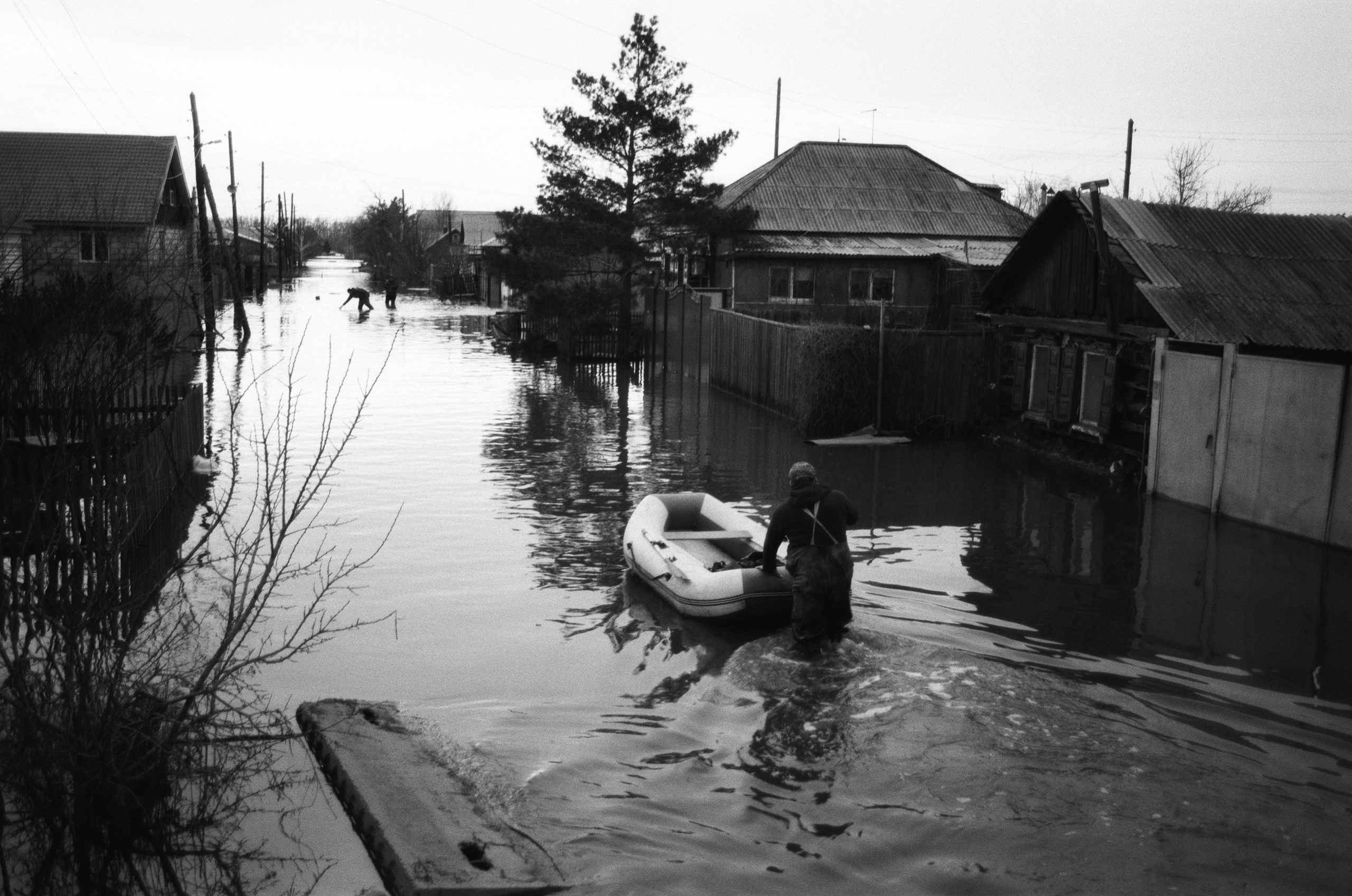 Жители Форштадта передвигаются по затопленной улице | 12.04.2024 / г. Орск
