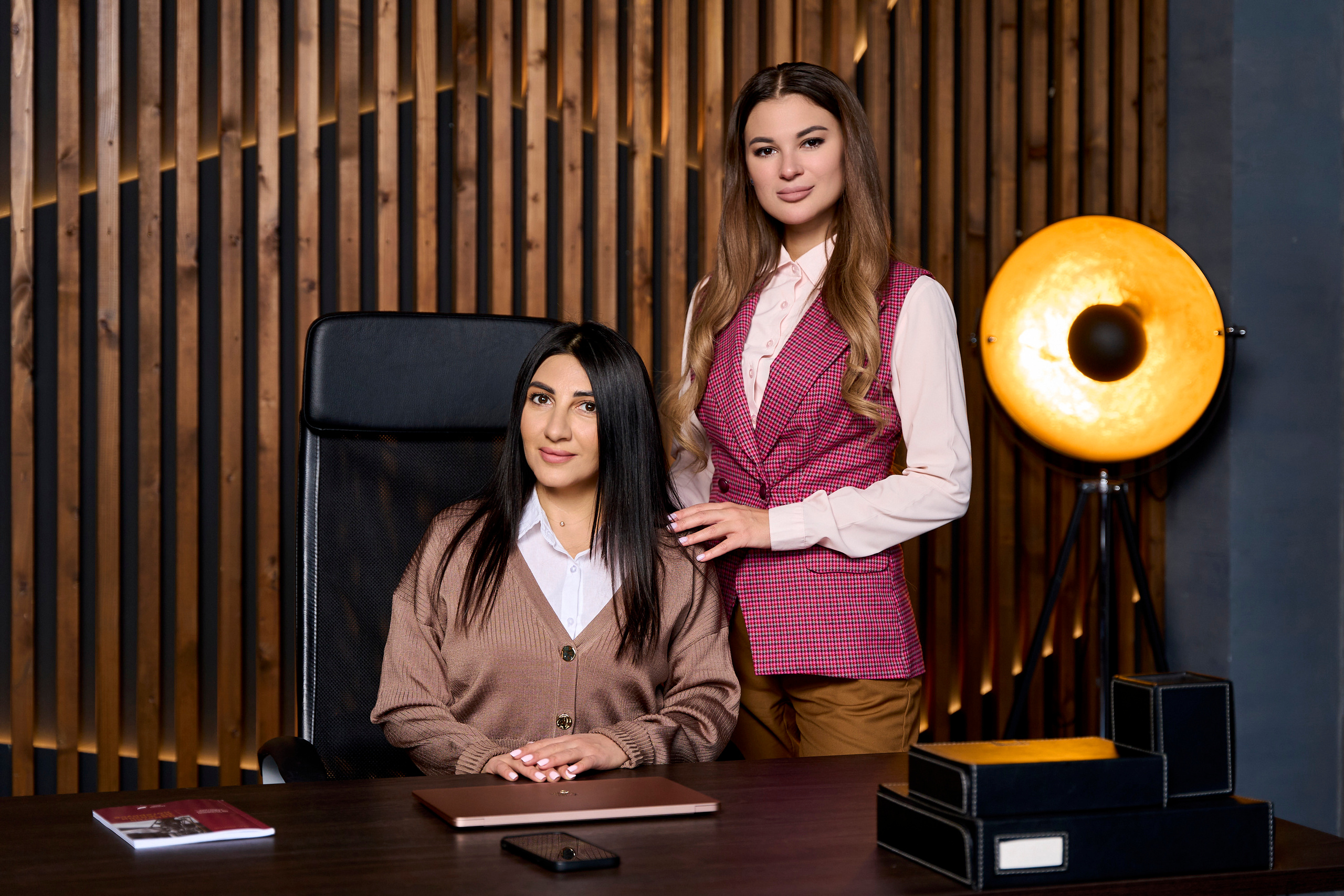 Офисная фотосъемка в Москве – Деловые портреты и командные фото | AkselPhoto. Фотограф в Москве (ЮВАО ВАО СВАО)