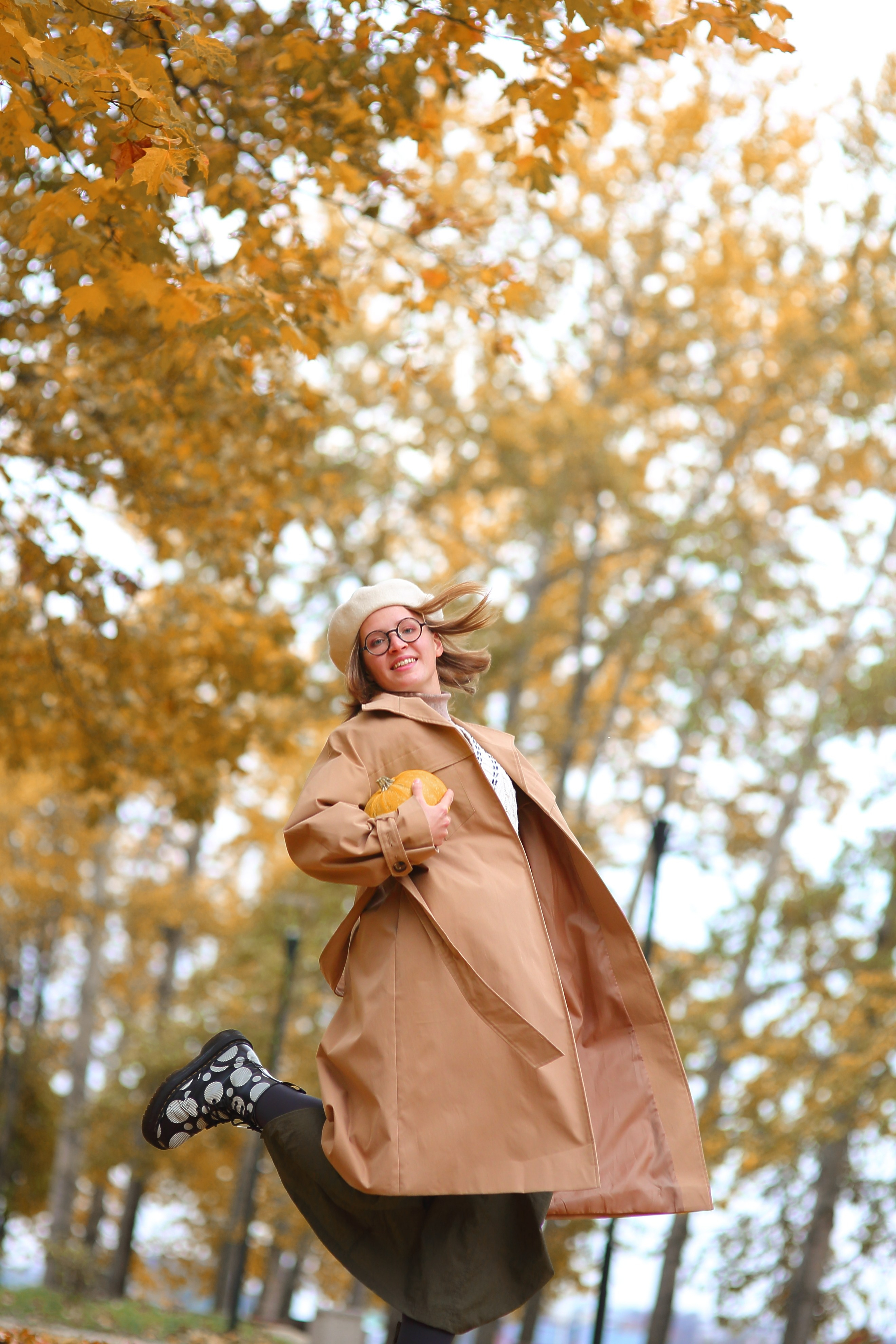 Радостная осенняя фотосессия девушки. Свадебный и репортажный фотограф в Ярославле и Санкт-Петербурге Роман Микрюков