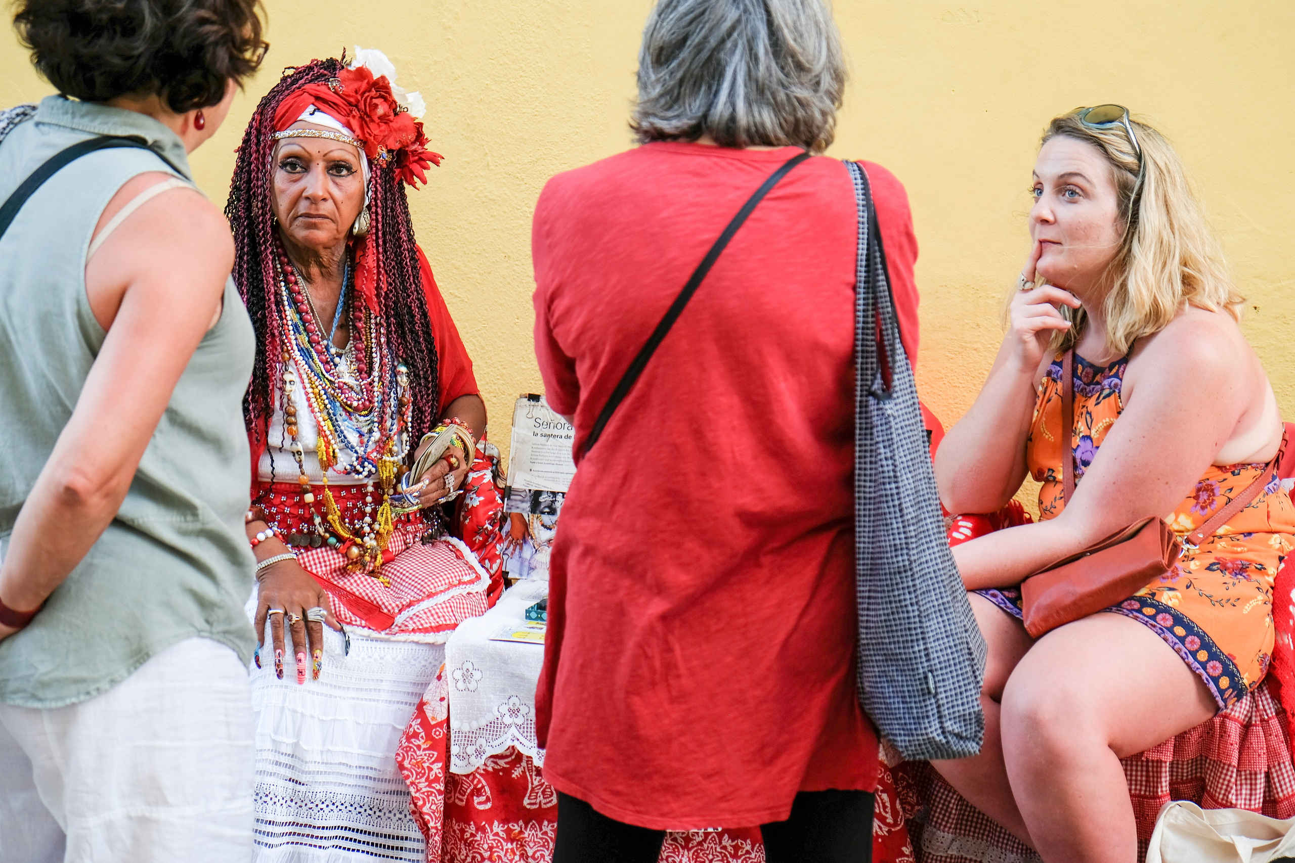 УЛИЦЫ. ПОБУДЬ ЗДЕСЬ И ЦЕЛЕЕ БУДЕТ ЭТОТ МИР