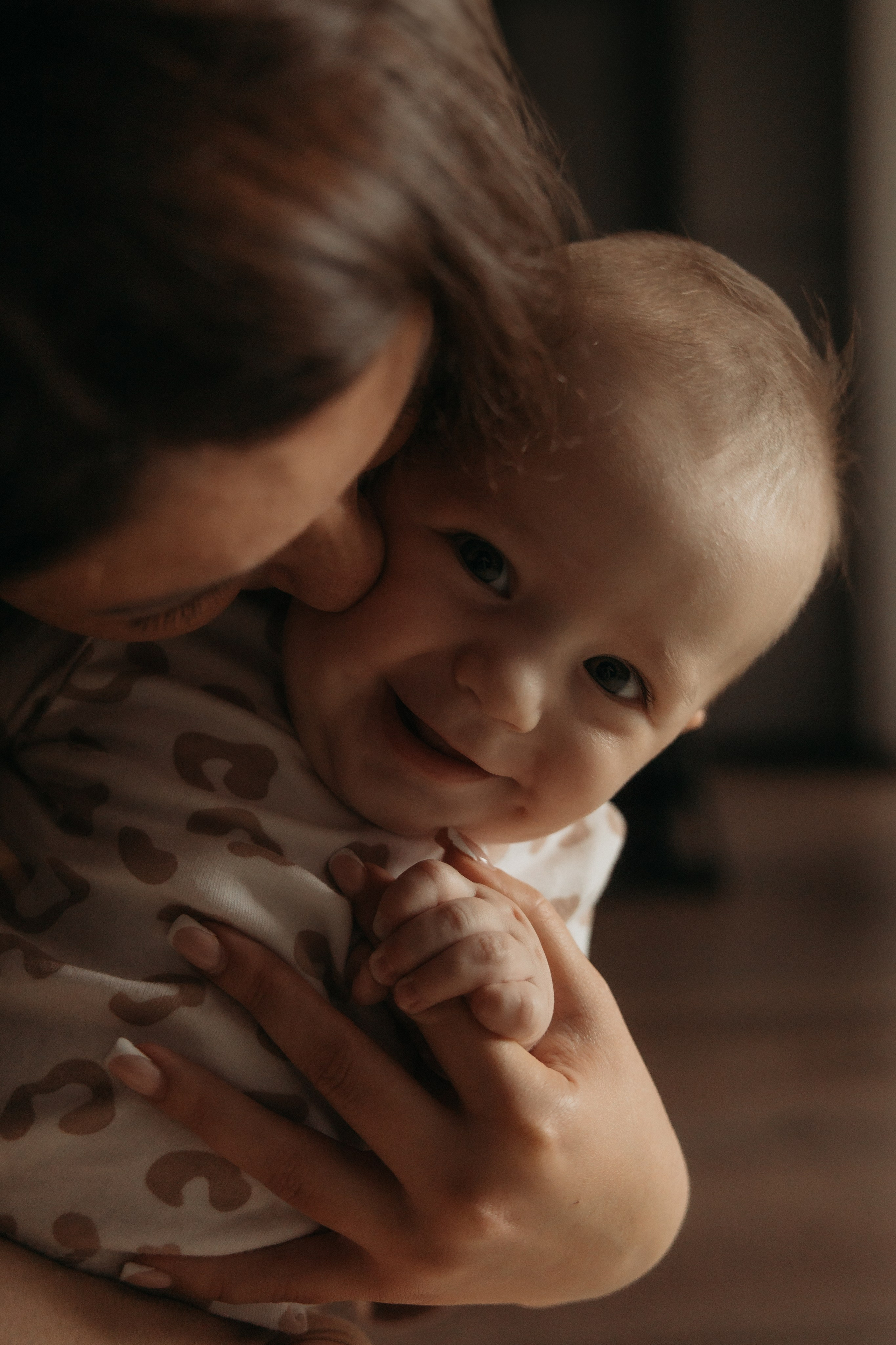 Нежная фотосессия мамы с младенцем в домашней обстановке
