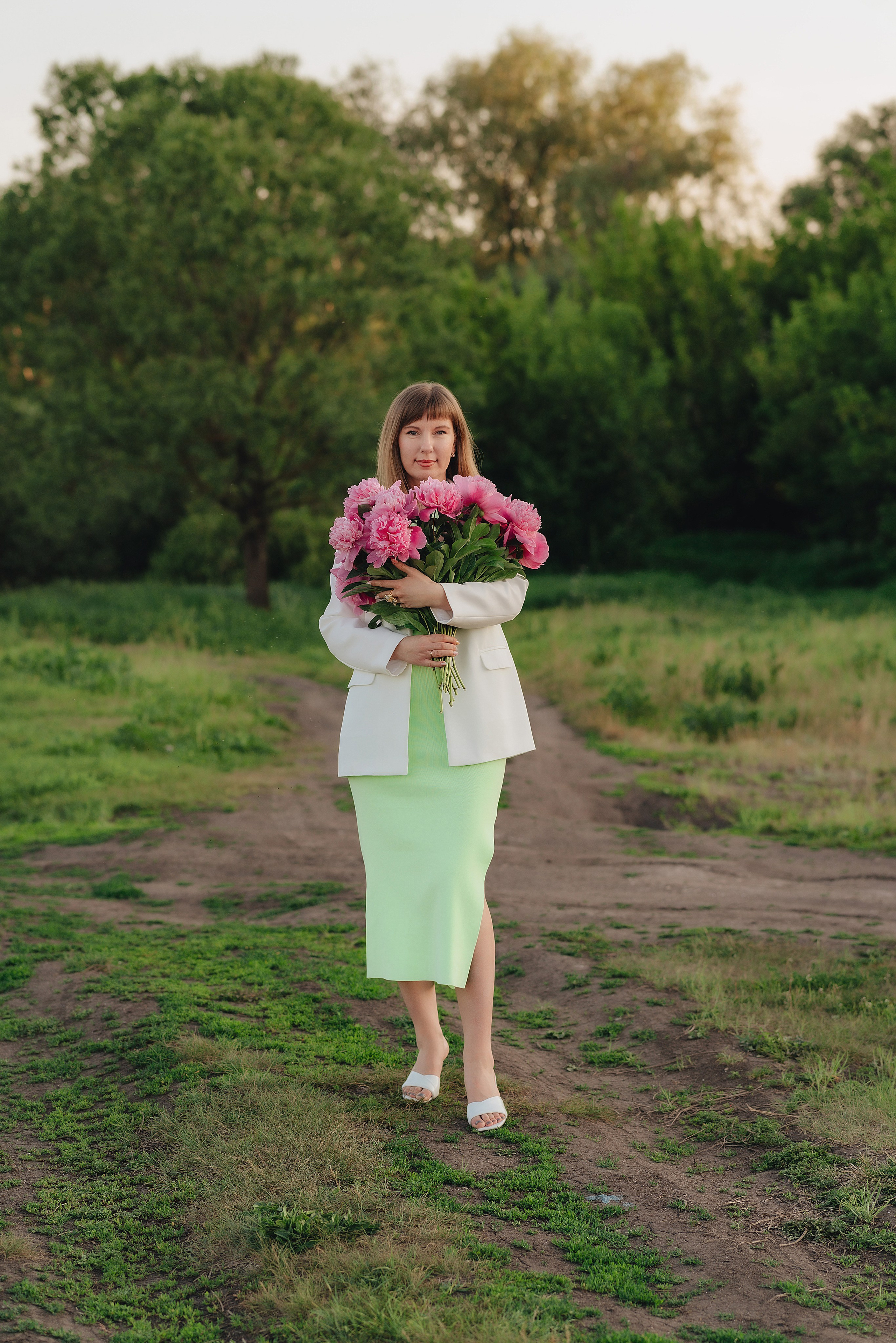 Анастасия | Съемка на закате с букетом пионов. Фотограф Карина Шмулёва. Воронеж и область