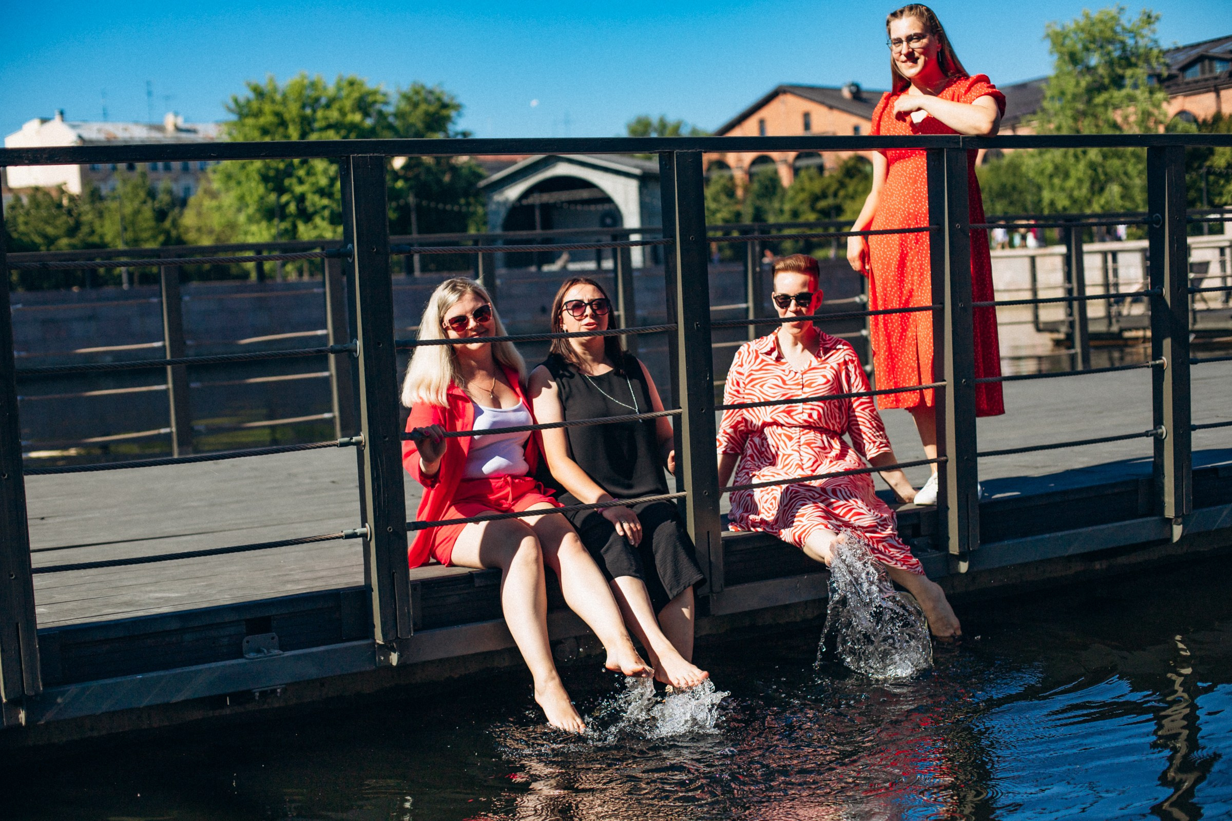 Катерина с подругами в июне. Фотопрогулка в Петербурге. Индивидуальный и семейный фотограф в Санкт-Петербурге