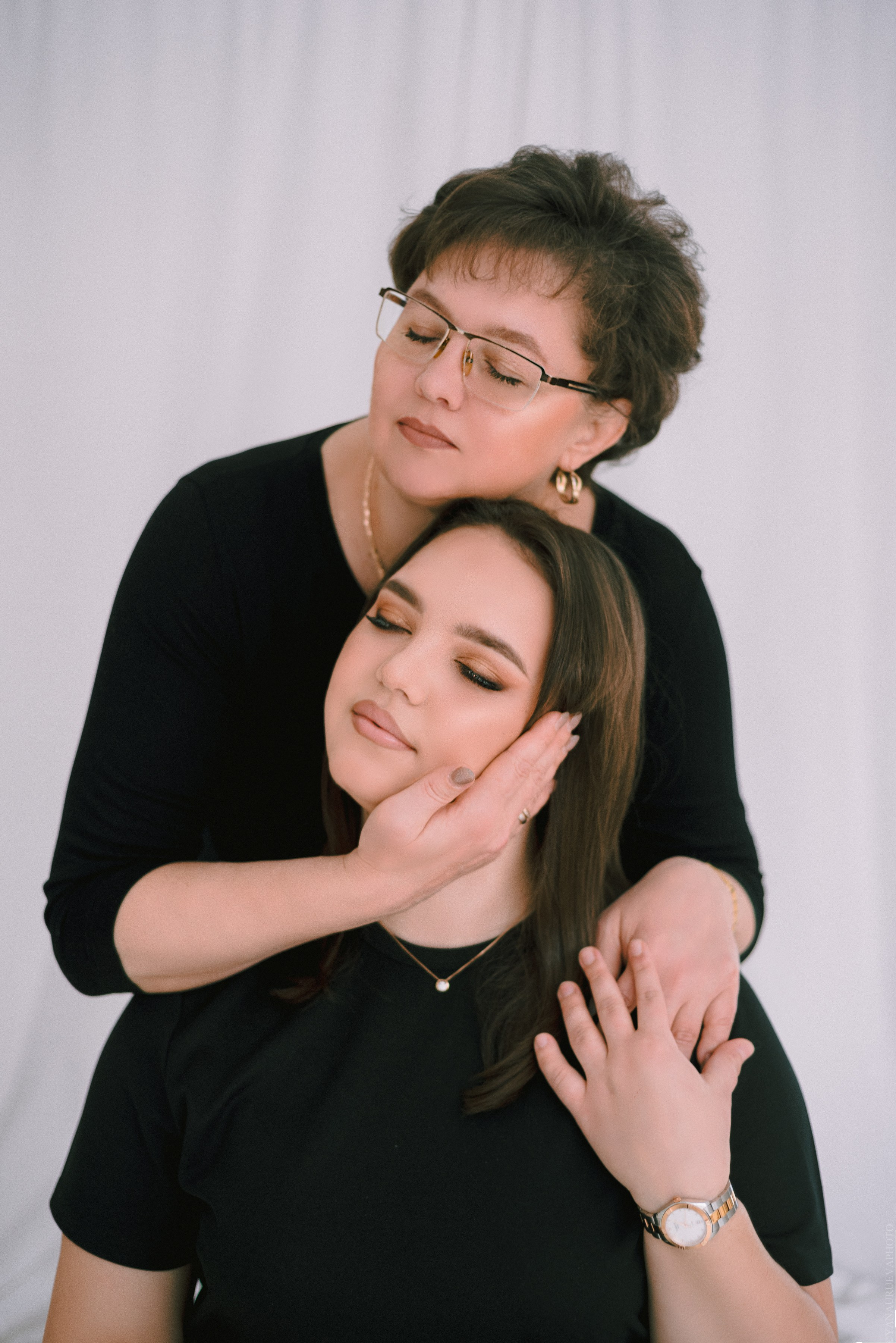 Фотосессия взрослой дочери и мамы