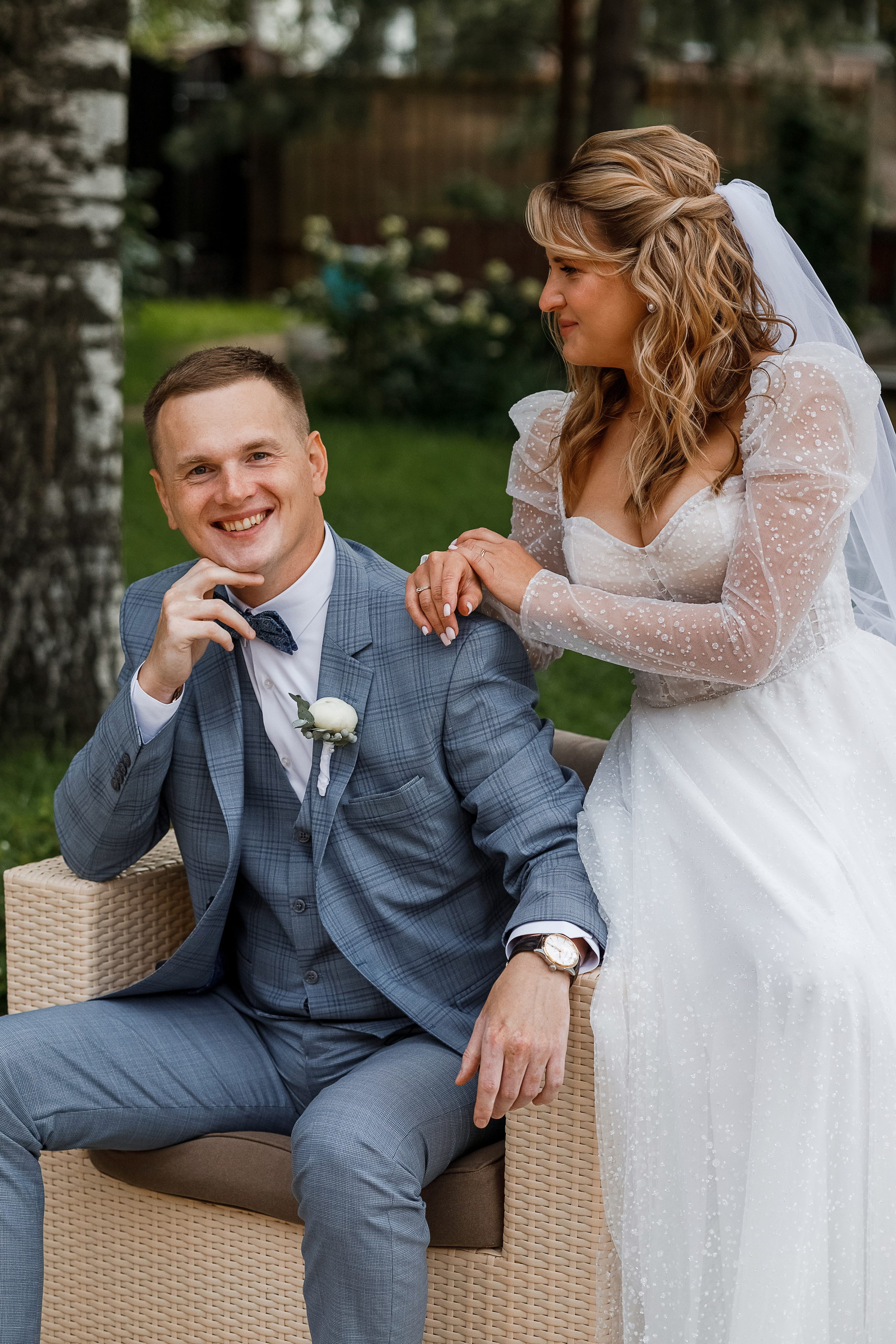 Трогательная выездная церемония в уютном дворике отеля. Олег Сверчков | Свадебный фотограф Вологда