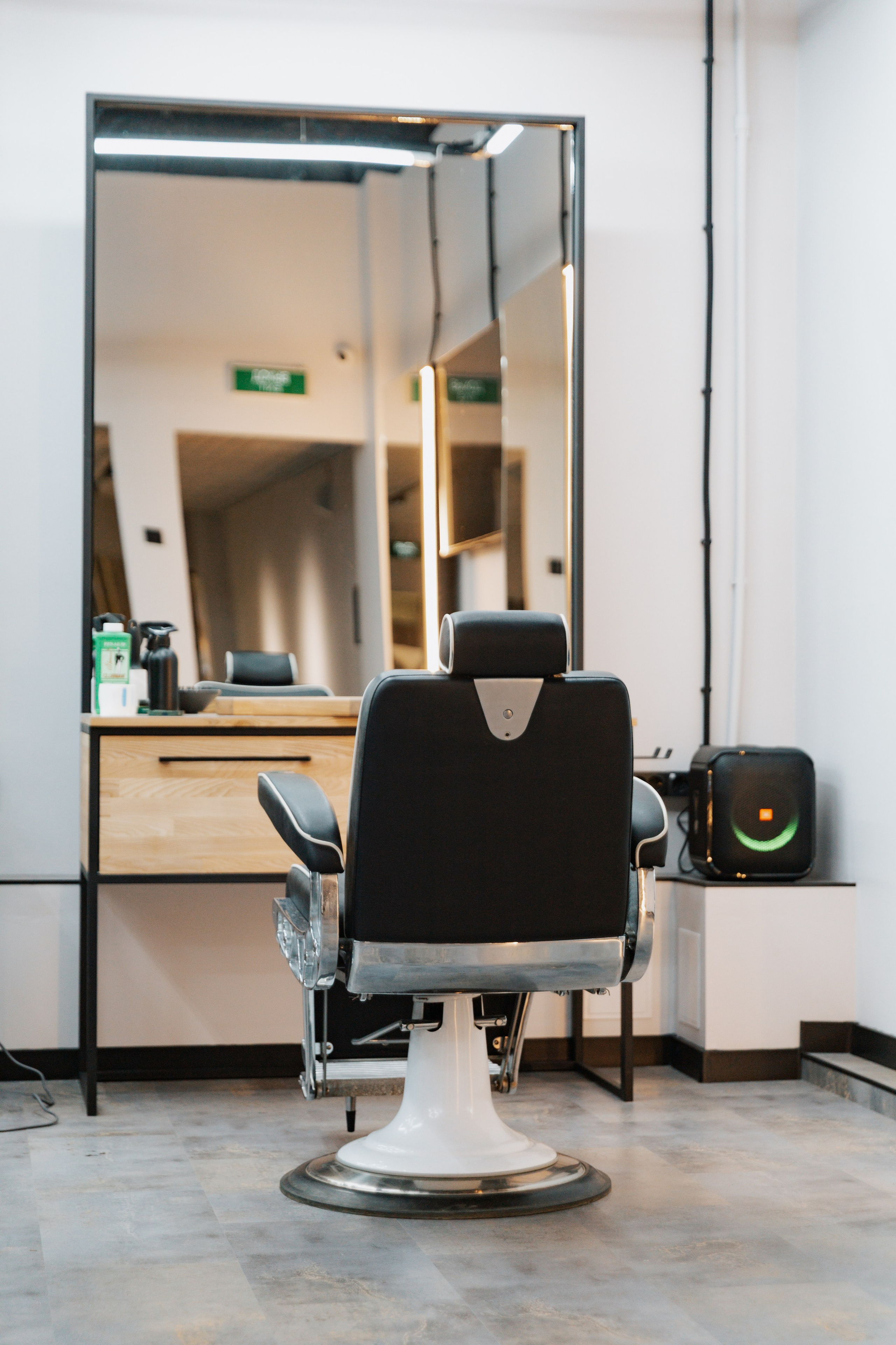 DERBY BARBERSHOP. LIYALEE PHOTO