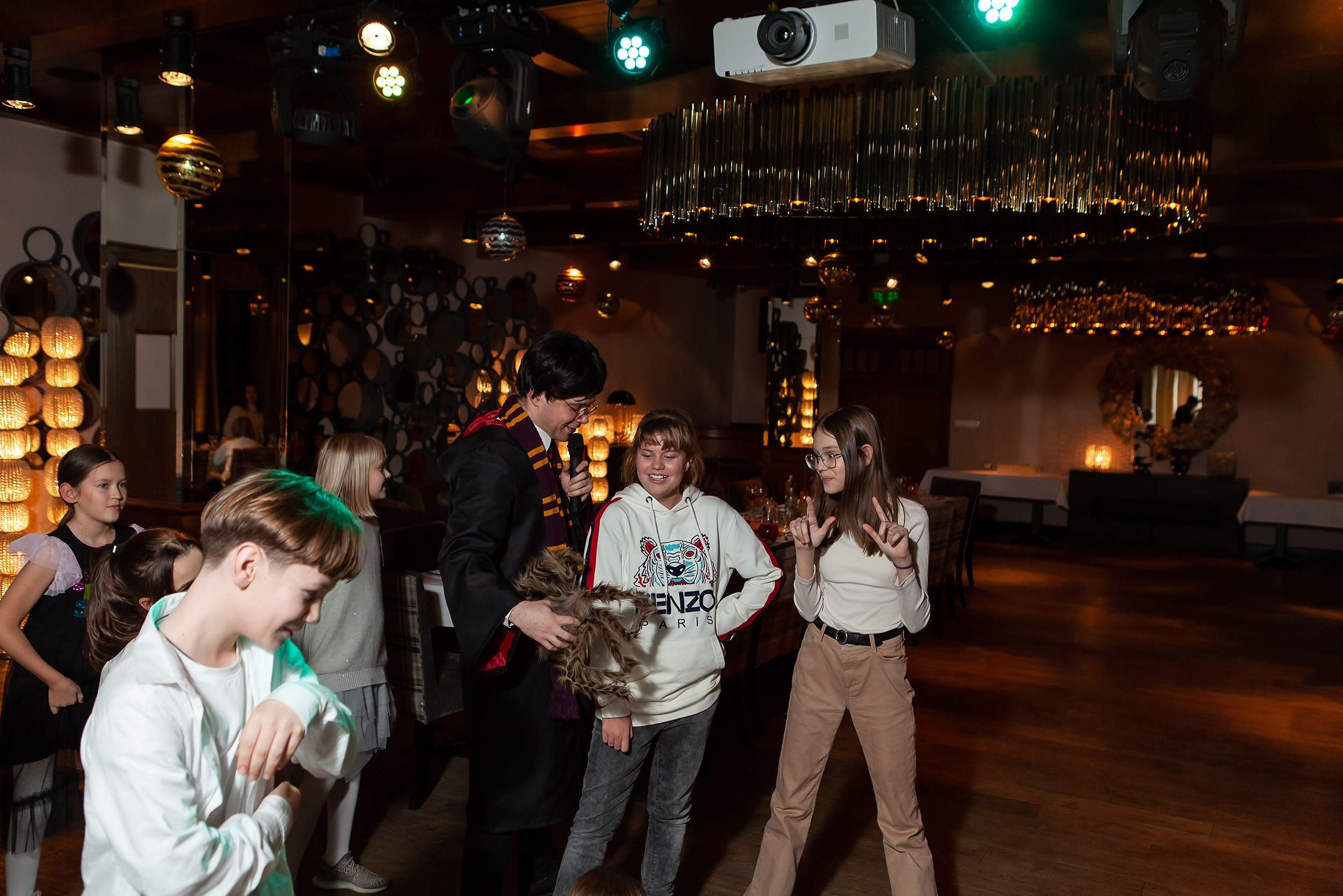 Дети танцуют на празднике