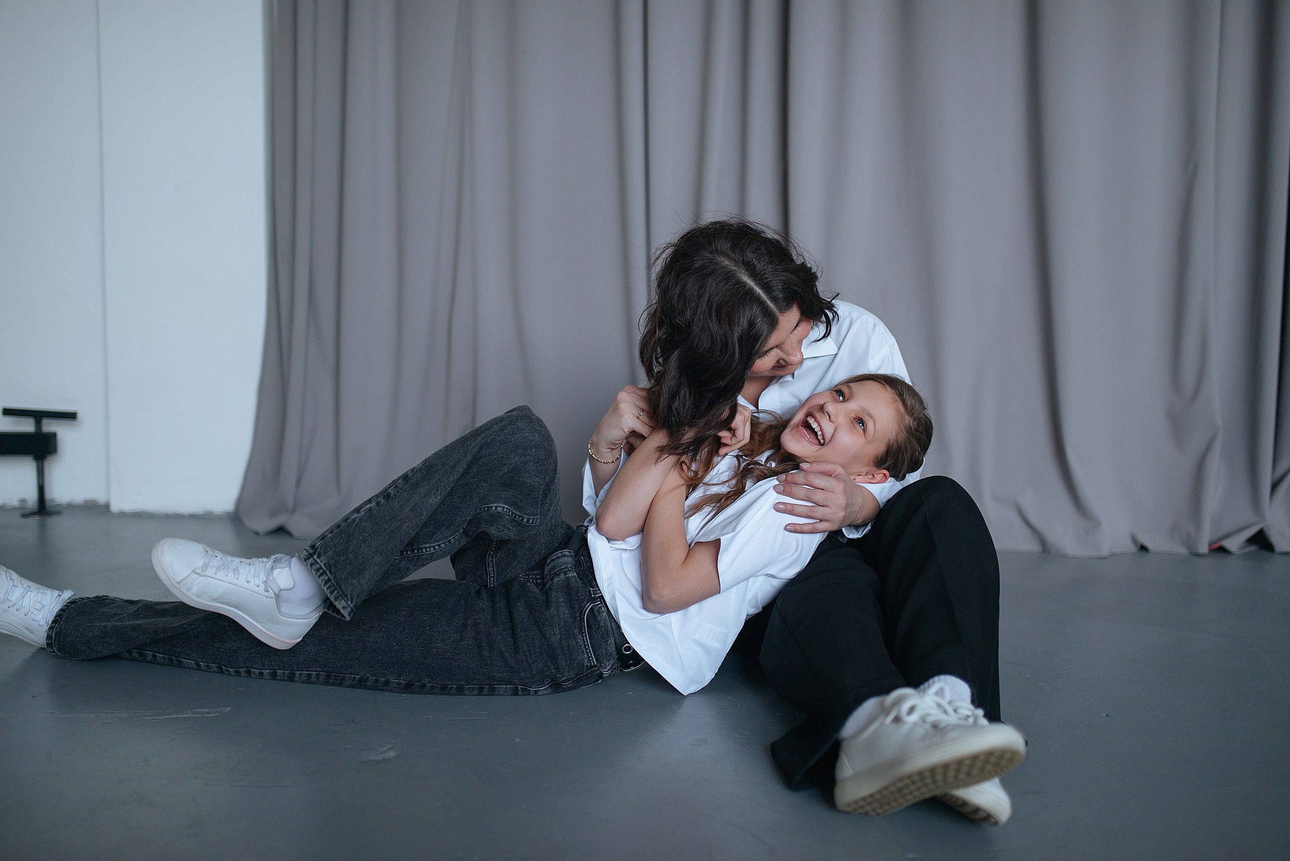 Фотосессия мама с дочками в стиле минимализм. Семейный фотограф Дарья Едапина Новосибирск. Фотограф Дарья Едапина Новосибирск