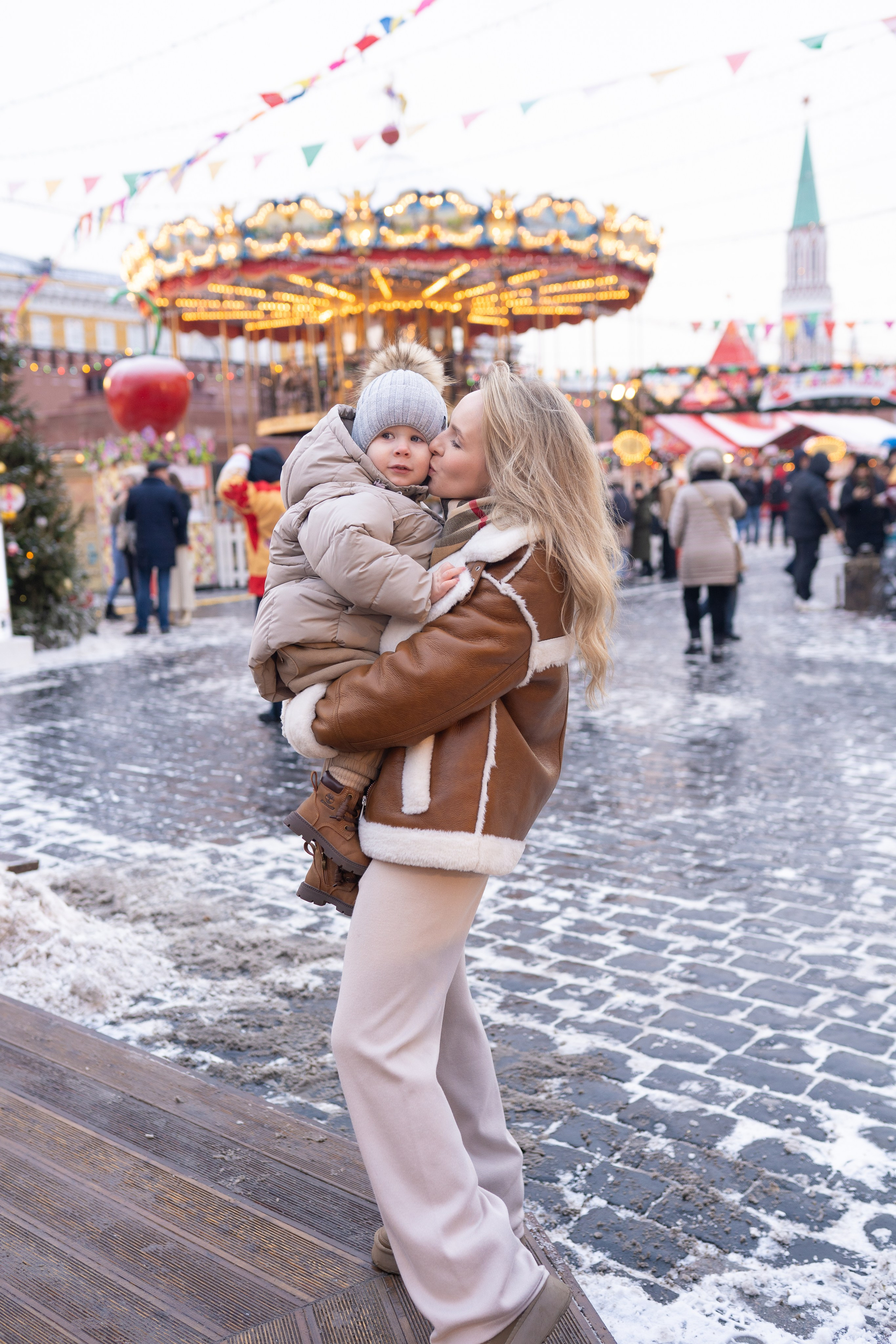 Павел, Егор и Наталия на ГУМ Ярмарке. Свадебный фотограф в Москве Анна Полушина