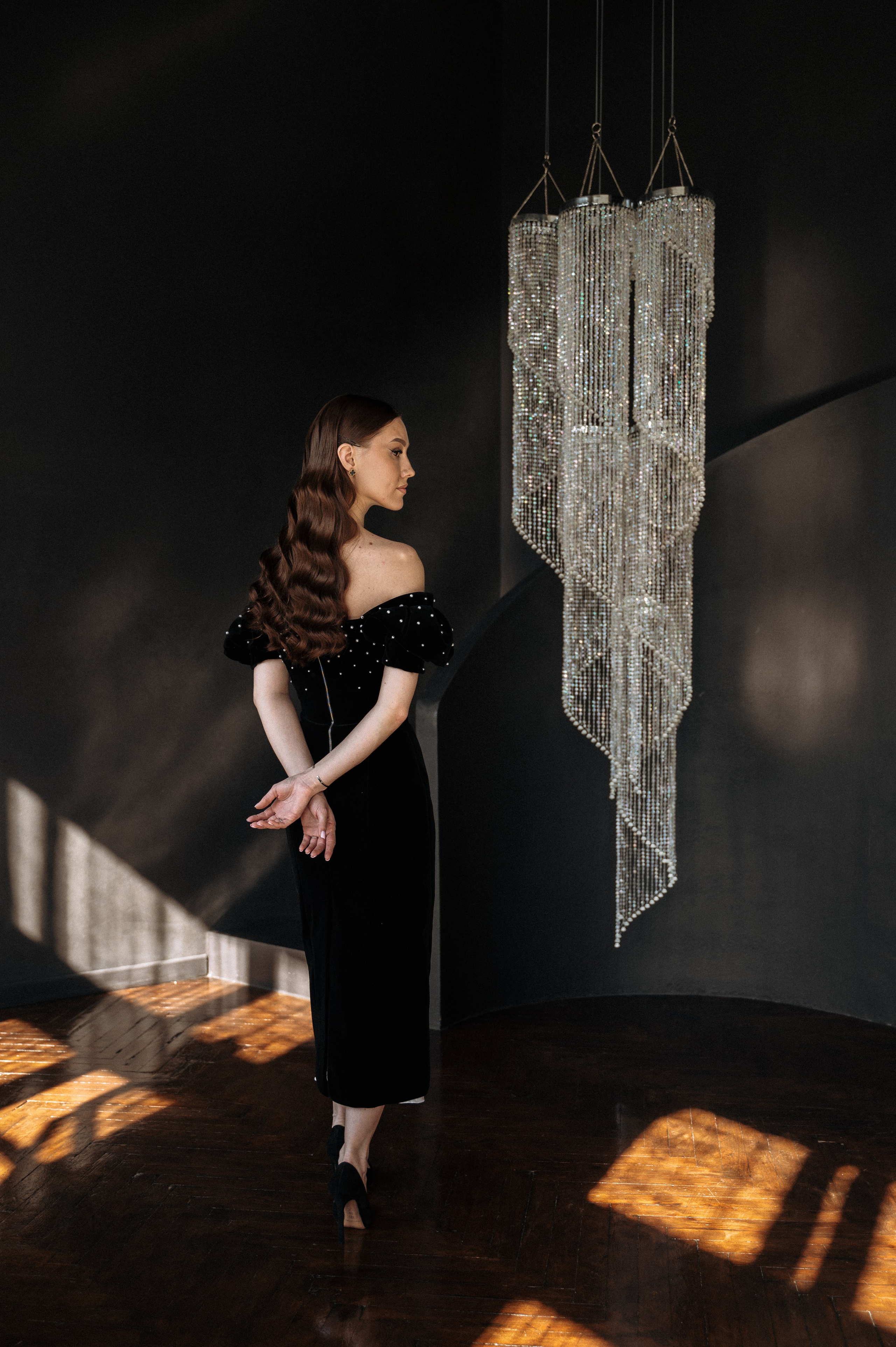 женский портрет на темном фоне