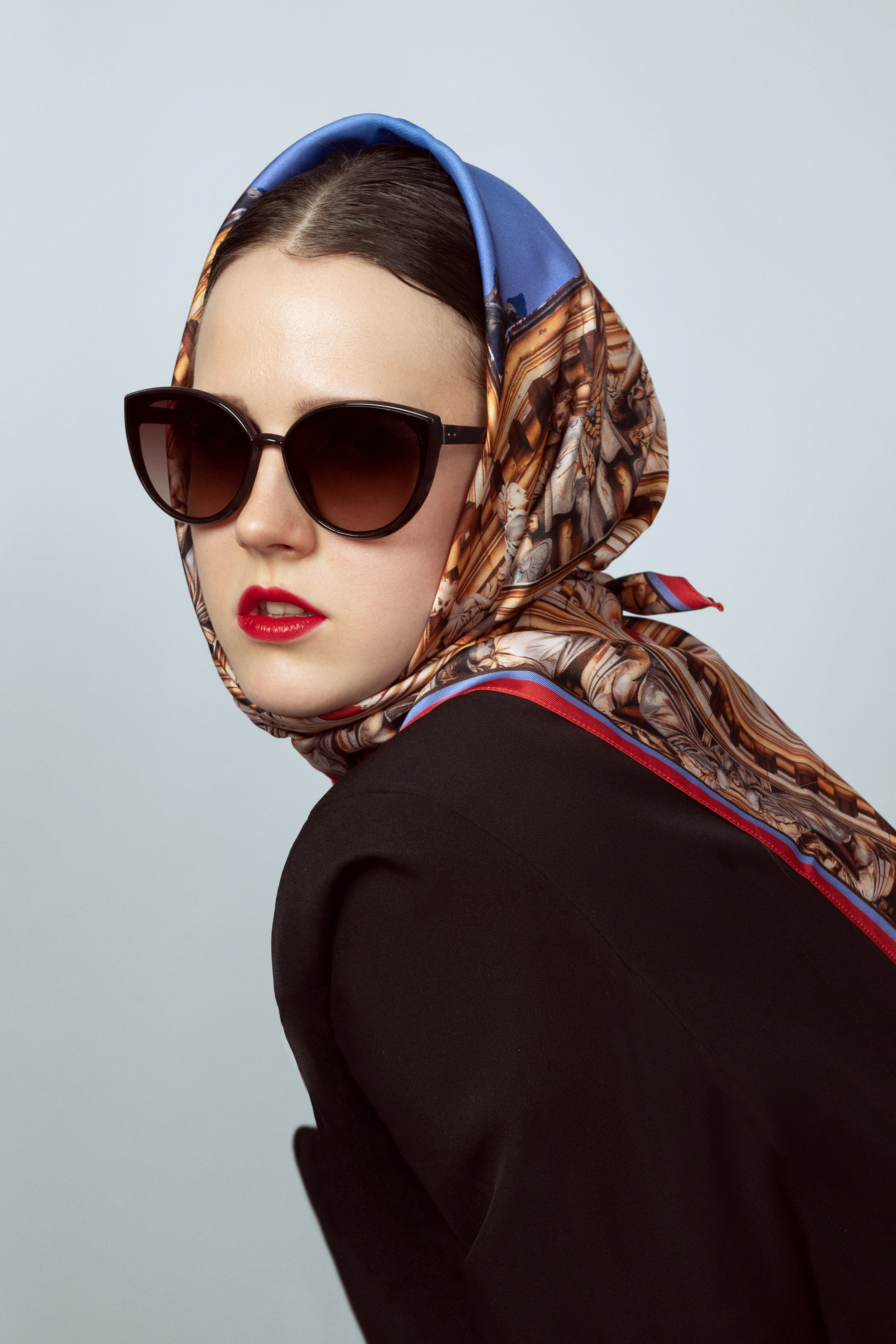 съемка для каталога, съемка для wildberries, съемка платков, девушка в черном