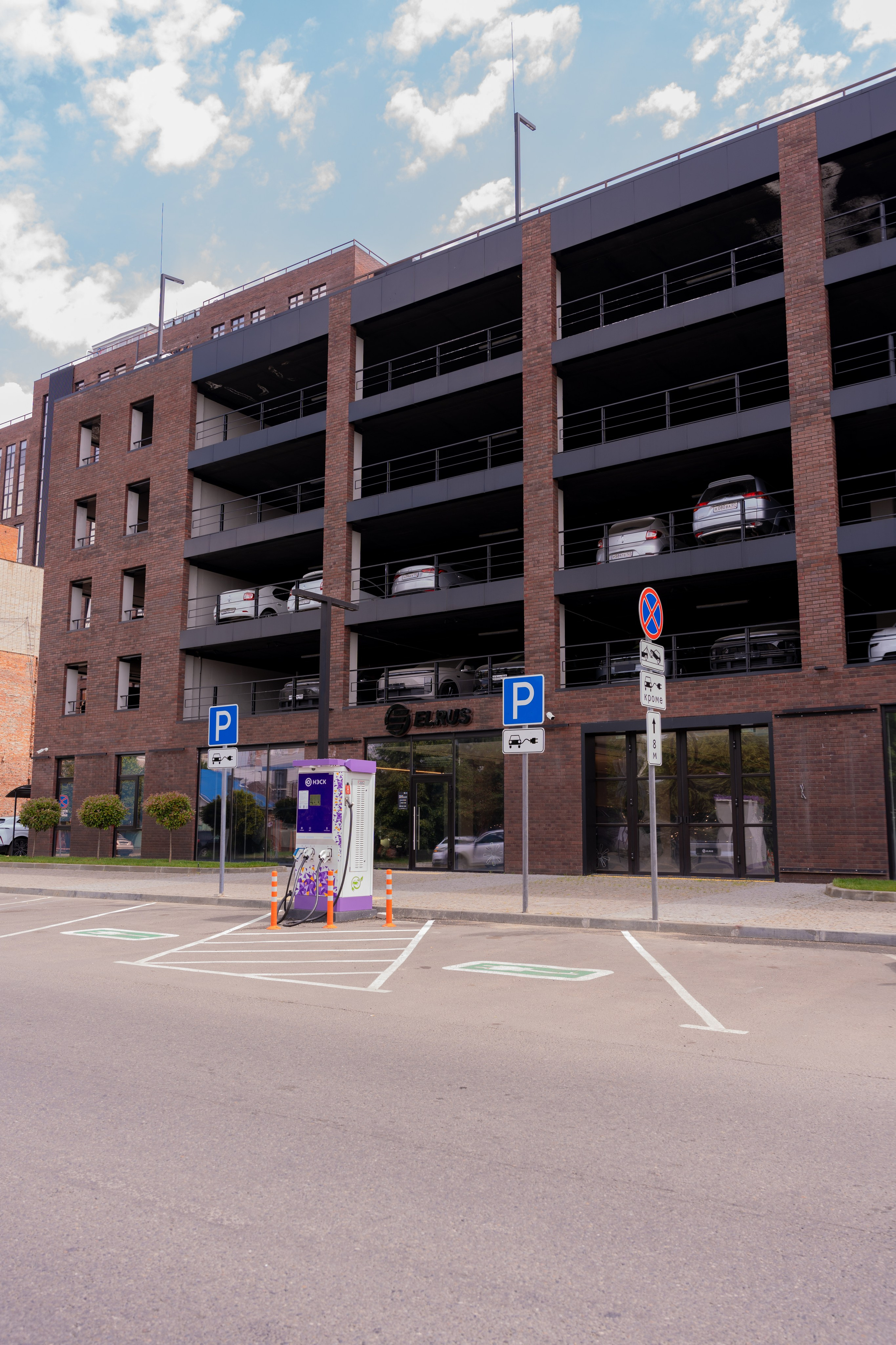 Интерьерная фотосъемка автосалона Elrus в Краснодаре. Zeekr, LiXiang Профессиональная фотосъемка интерьера премиум-автосалона в Краснодаре. Шедевры для Вас! Фотограф и Видеограф в Краснодаре Пахиев Руслан