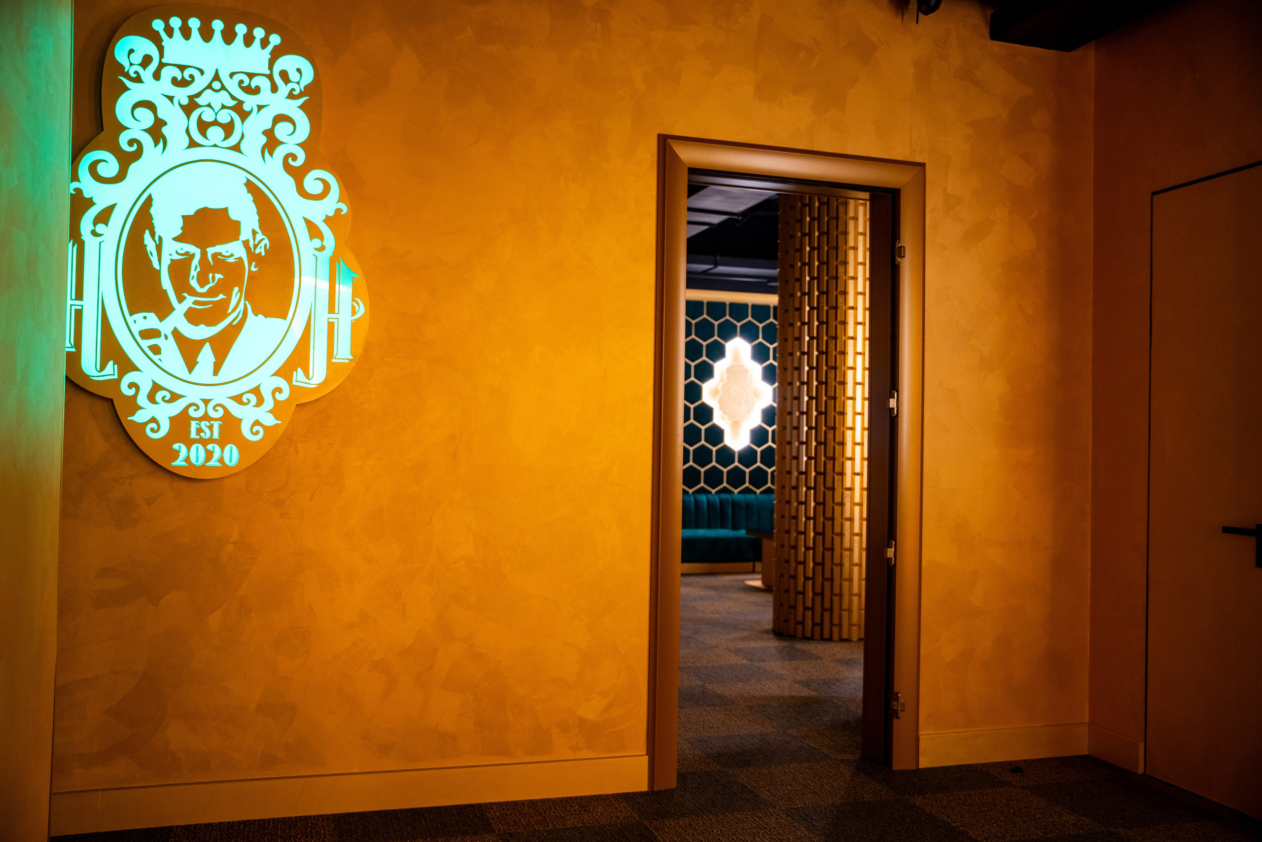 Фотосъемка интерьера стриптиз-клуба Hefner — элитный клуб Краснодара. Интерьерная фотосъемка клуба Hefner в Краснодаре — профессионально. Шедевры для Вас! Фотограф и Видеограф в Краснодаре Пахиев Руслан