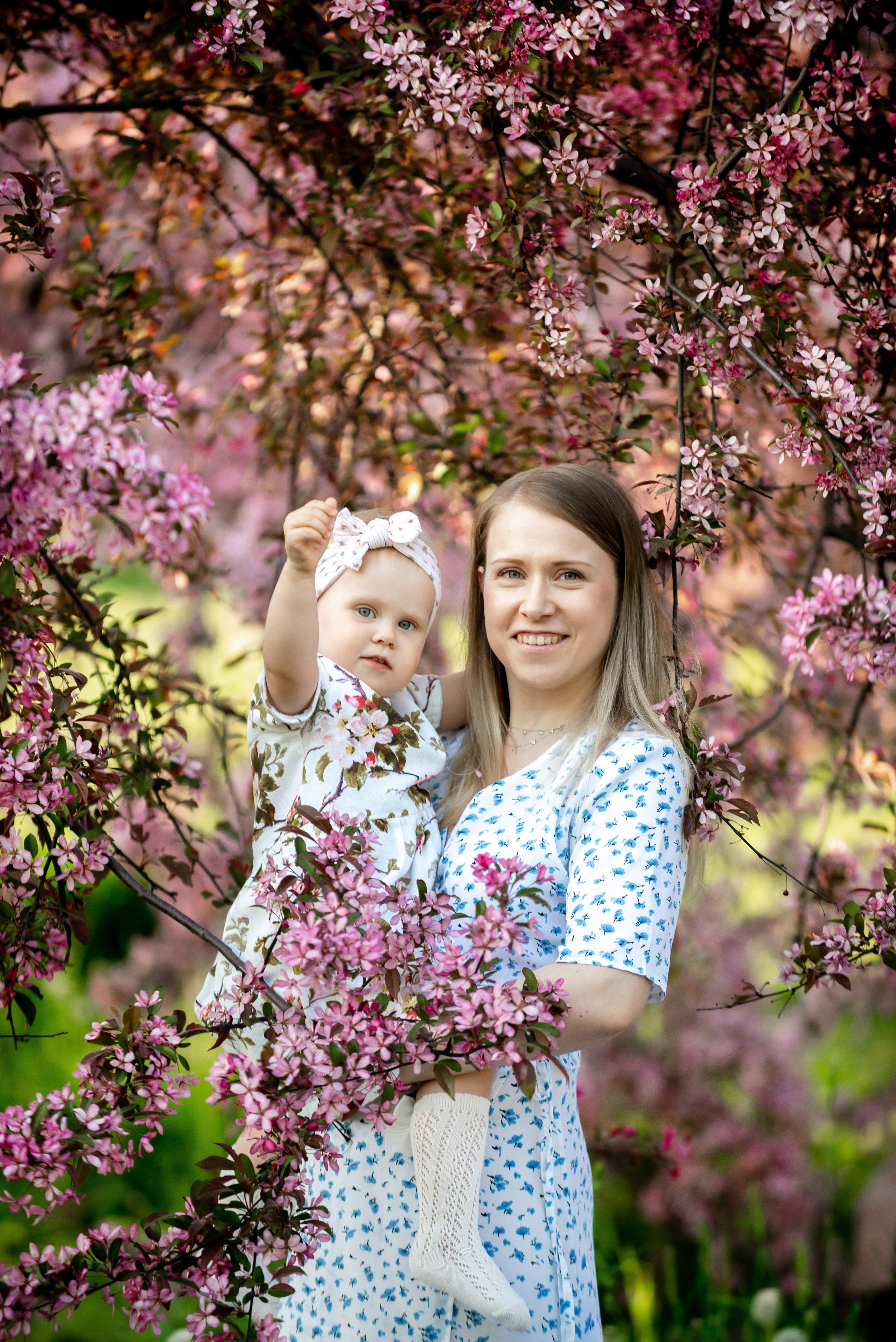 Ника и родители в розовых яблонях. Портретный, семейный и свадебный фотограф в Санкт-Петербурге и в Пушкине Ширяев Денис