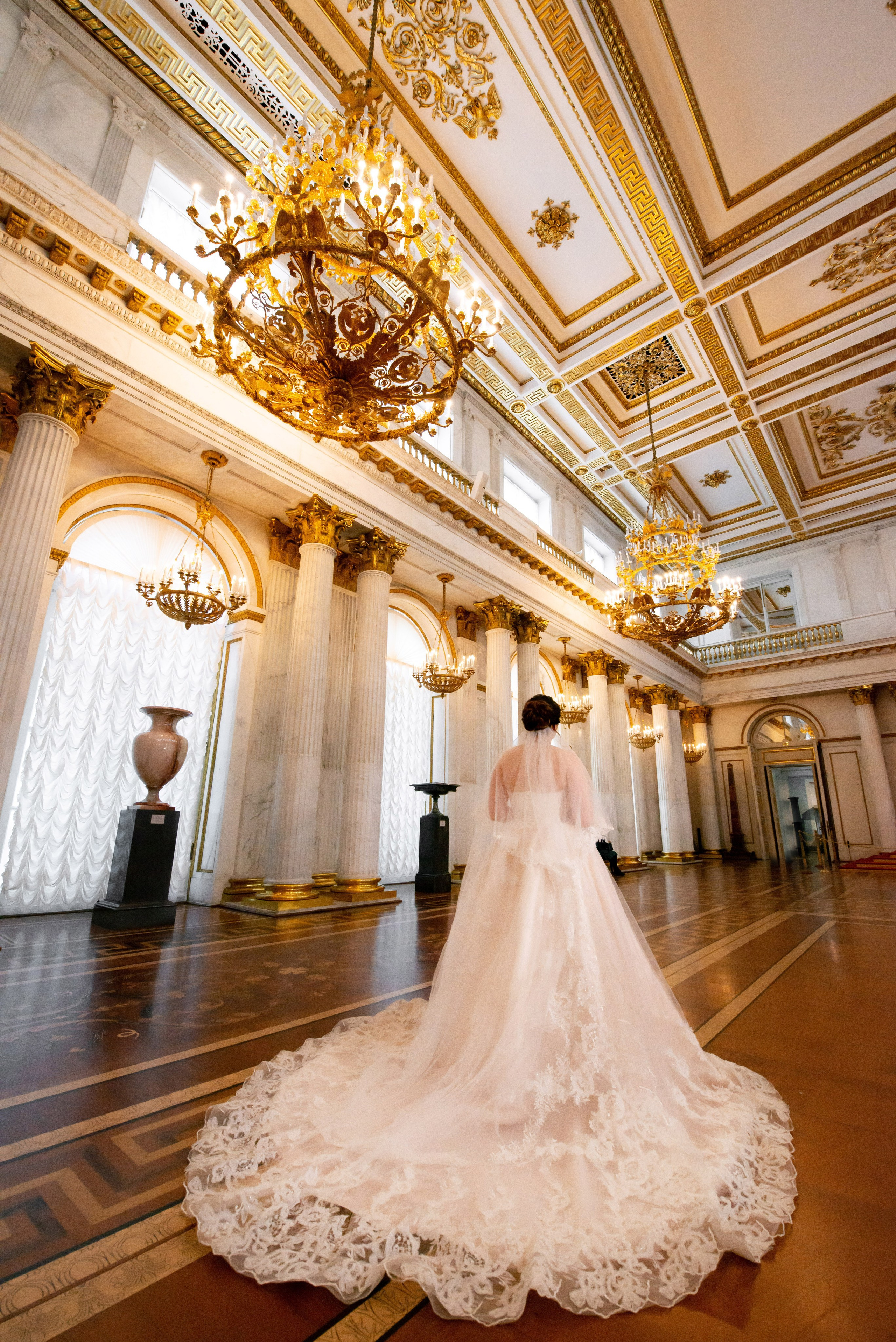 Самая красивая свадебная фотосессия в Эрмитаже. Лучшие свадебные фотографии в Эрмитажа. Портретный, семейный и свадебный фотограф в Санкт-Петербурге и в Пушкине Ширяев Денис