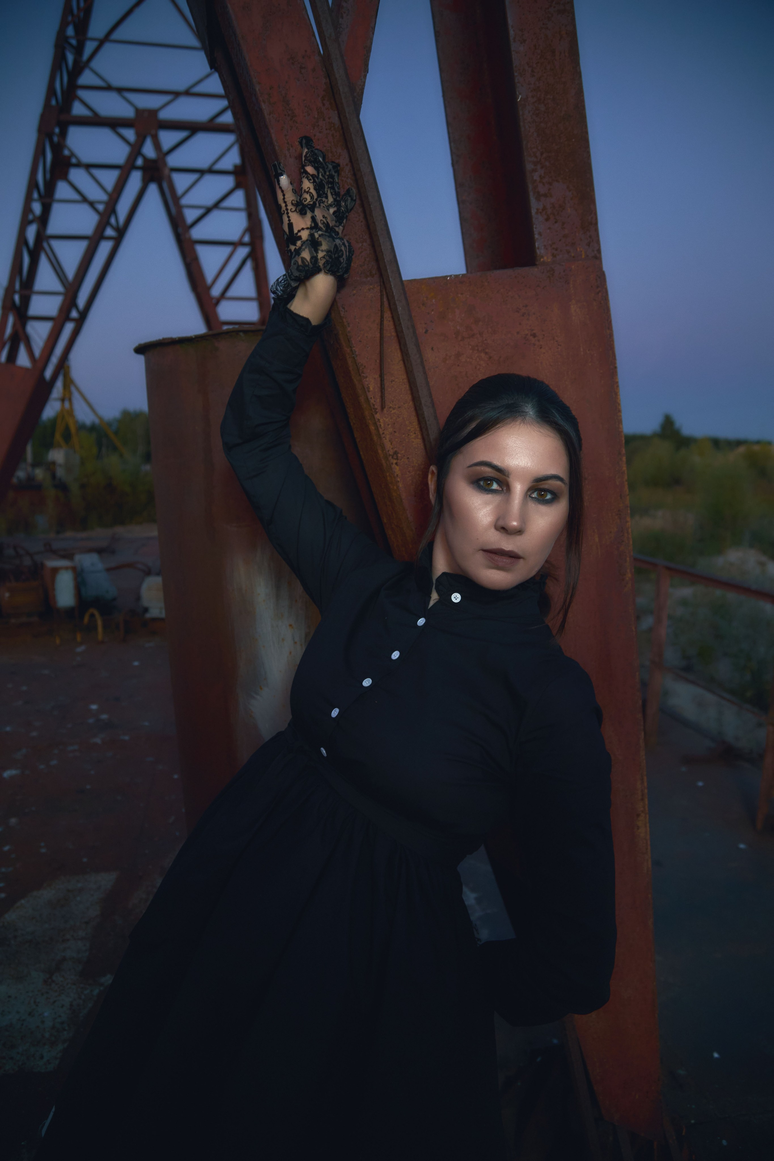 тематическая фотосессия в черном платье на старой барже на волге