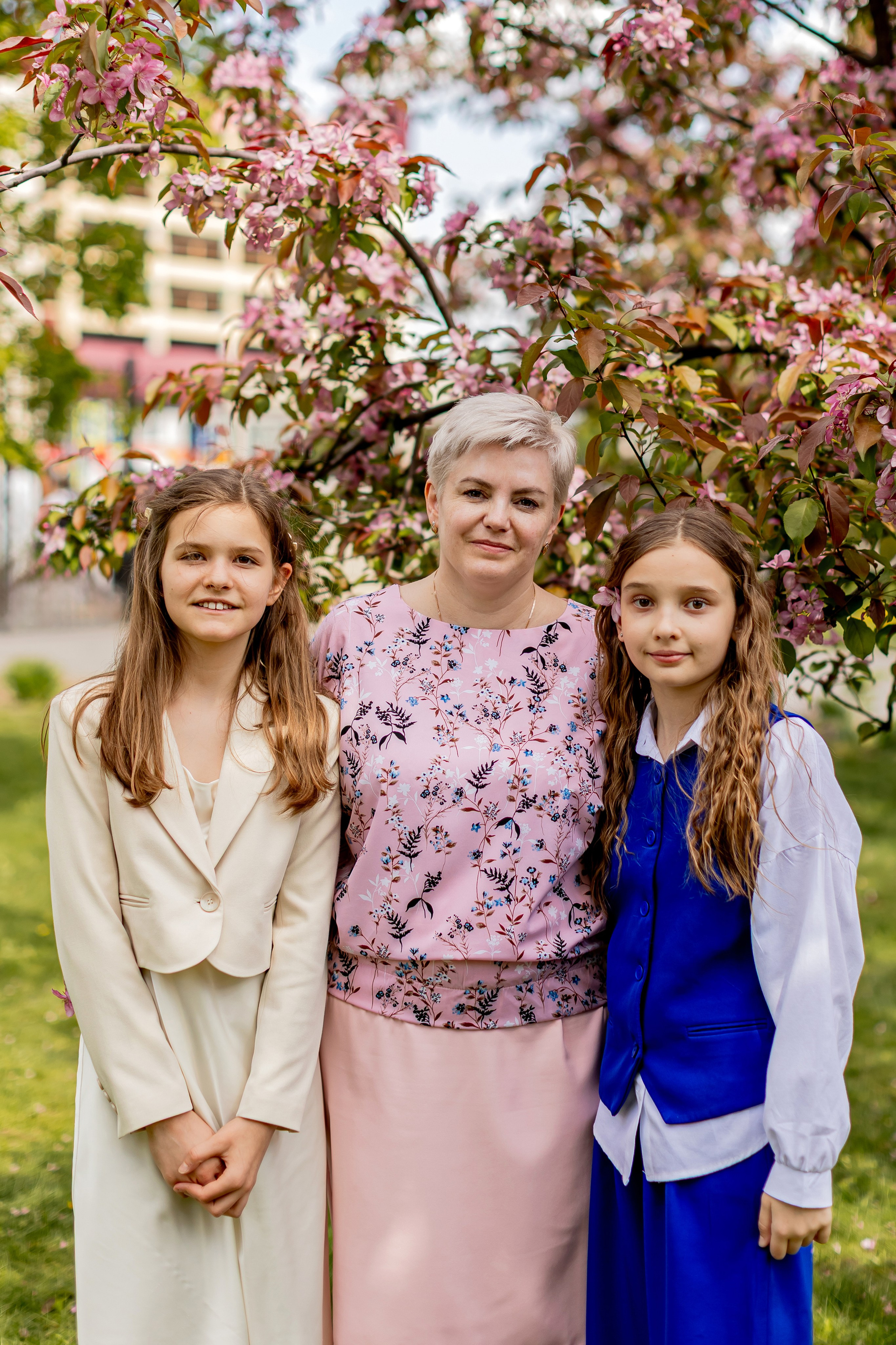 Выпускной в начальной школе на улице. Фотограф и видеограф Москва. Свадебный фотограф, видеограф. Выпускные альбомы. Оживающие альбомы