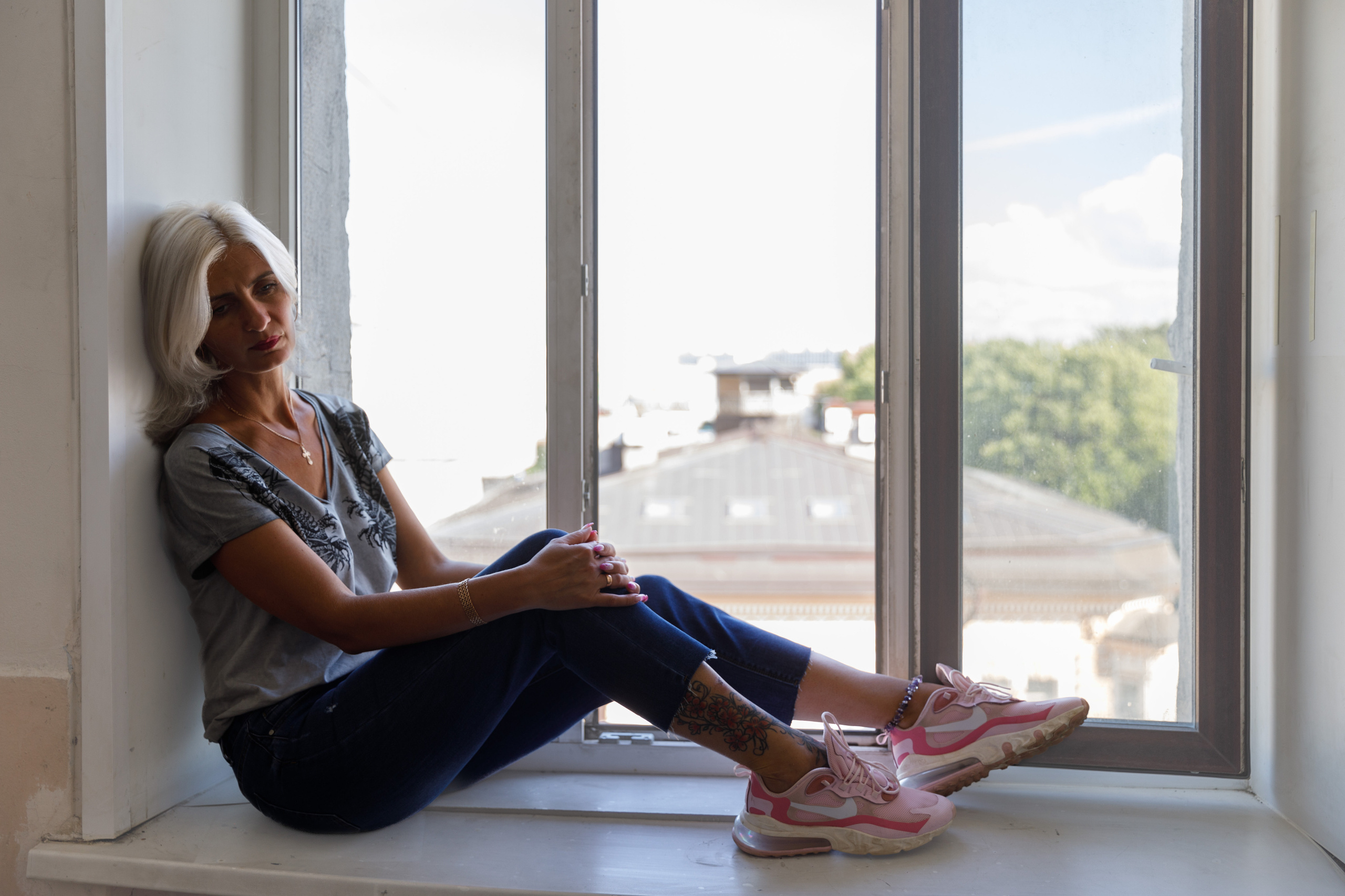 Питер парадная сидит девушка