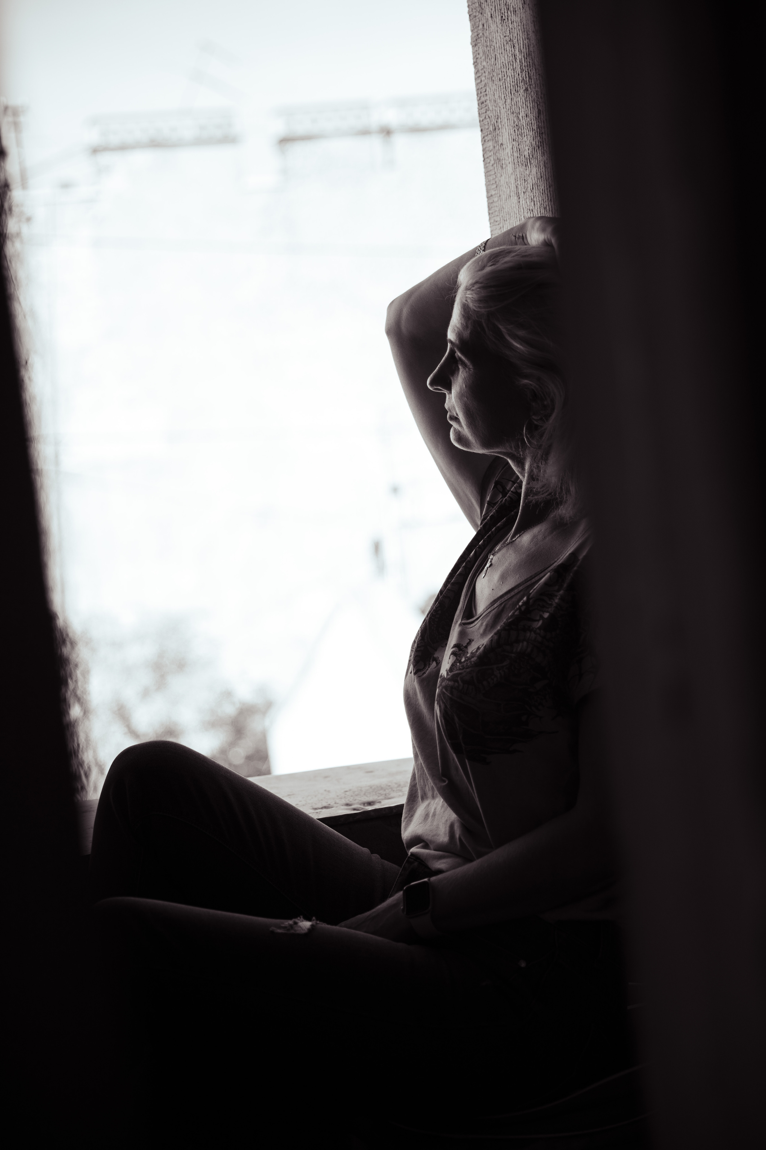 Силуэт девушки в проеме окна