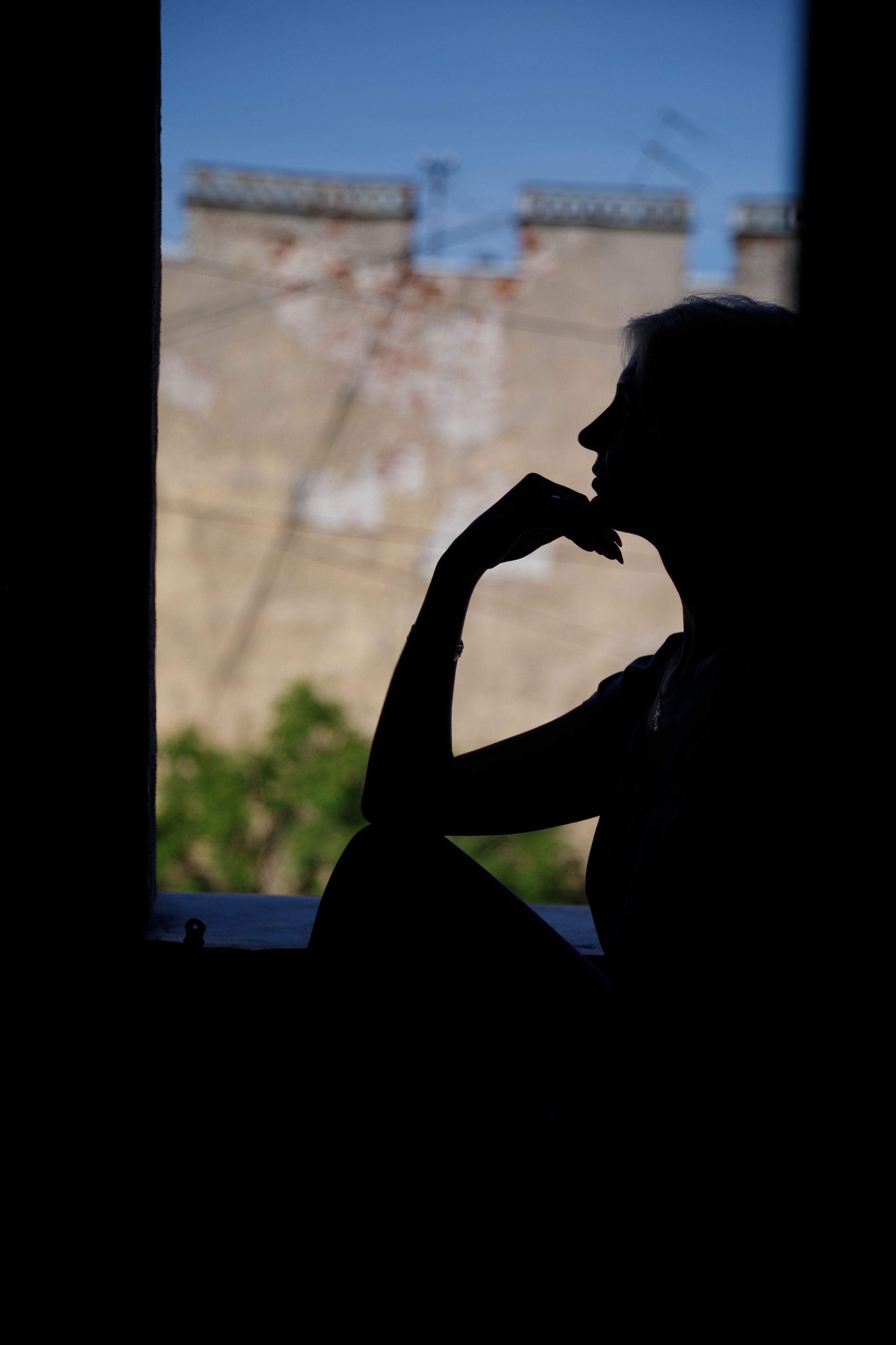 силуэт девушки на фоне стены