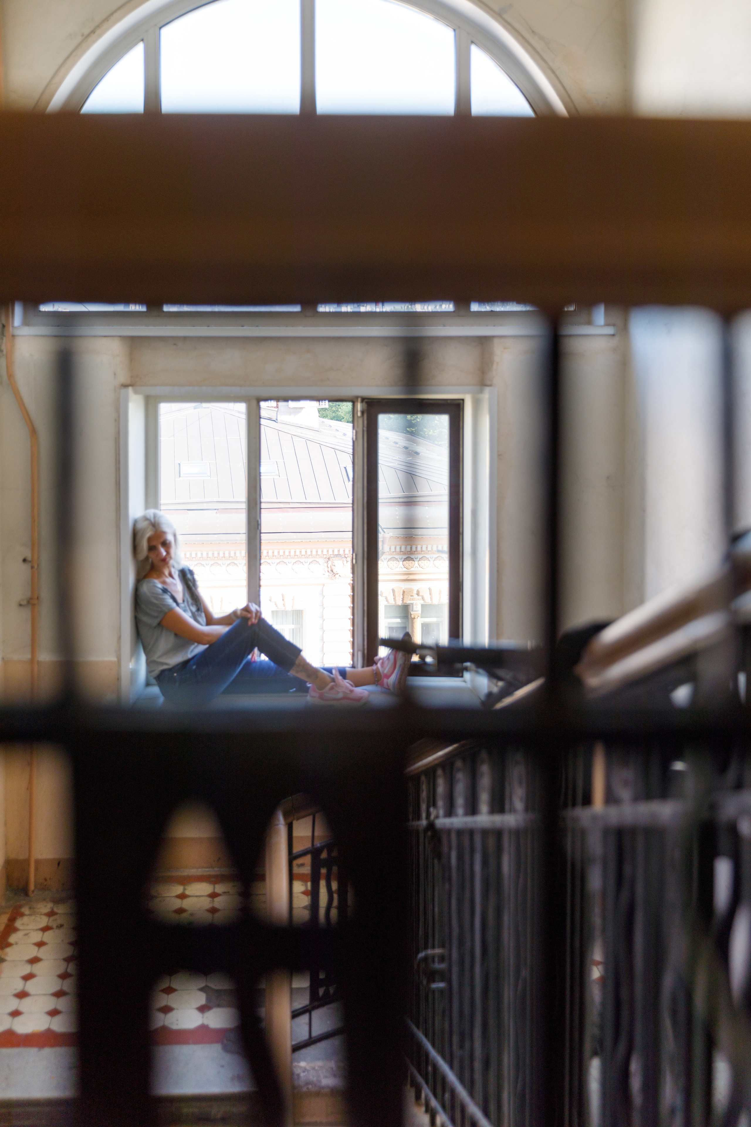 Питер парадная сидит девушка