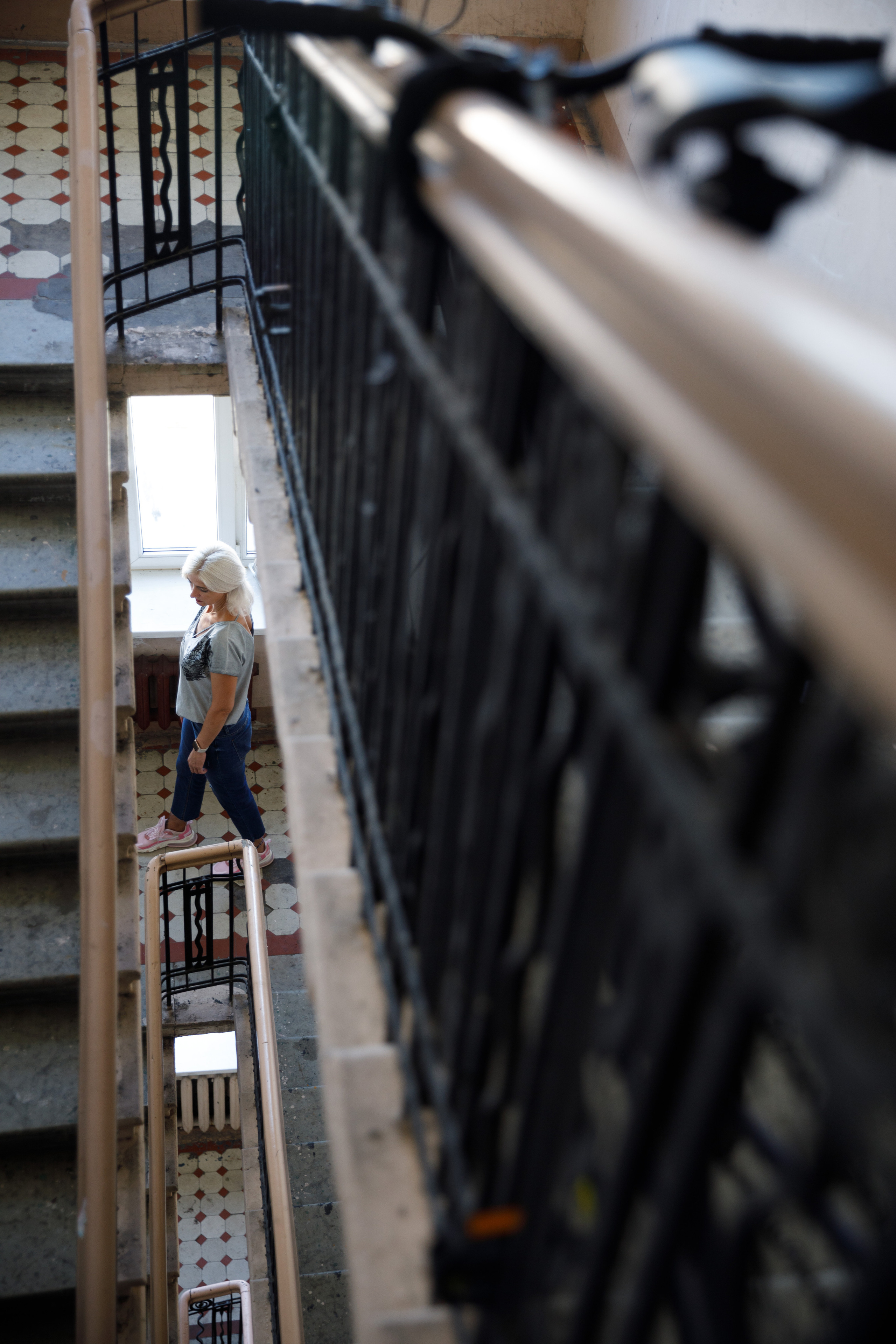 Девушка спускается по лестнице