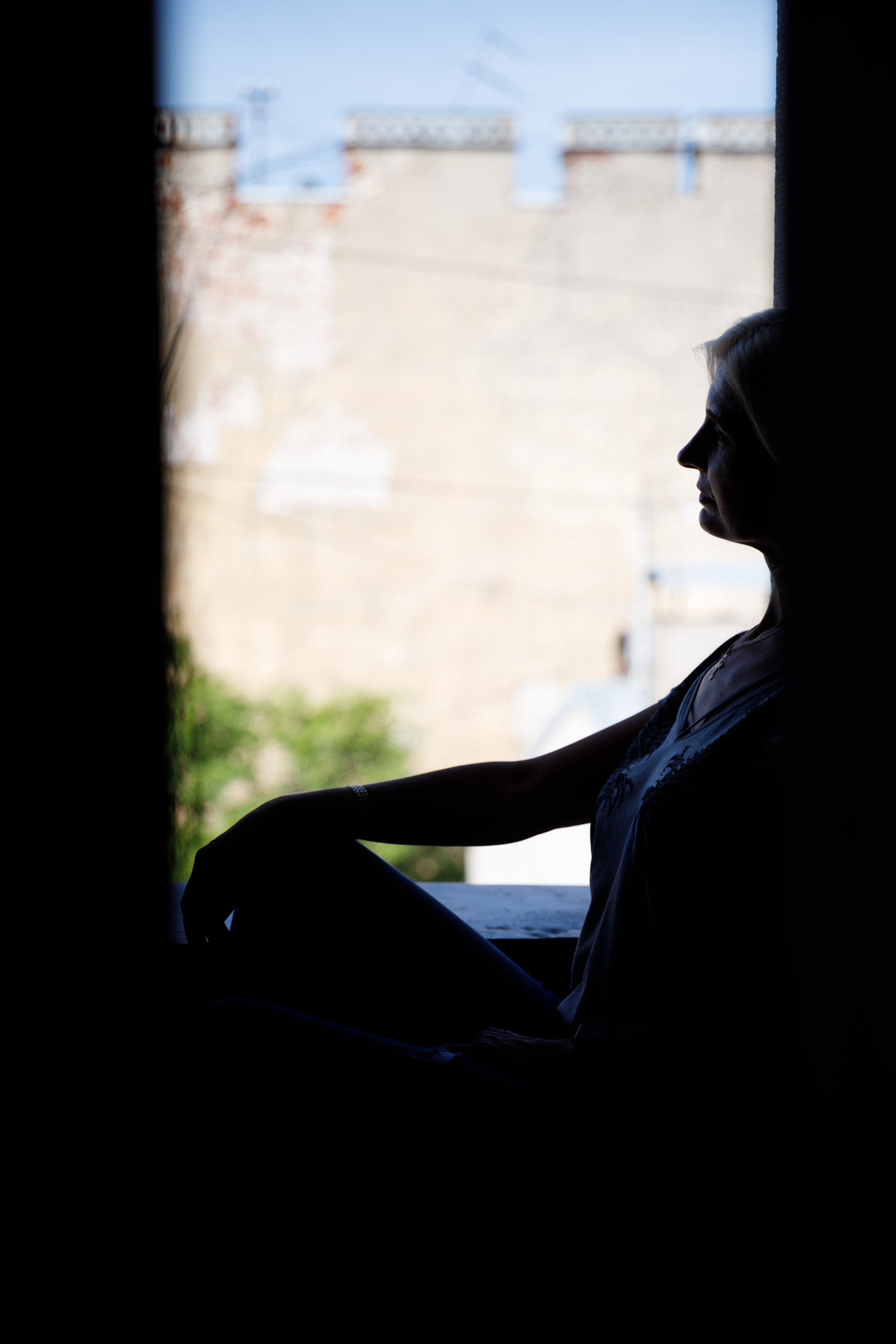 Силуэт девушки на балконе