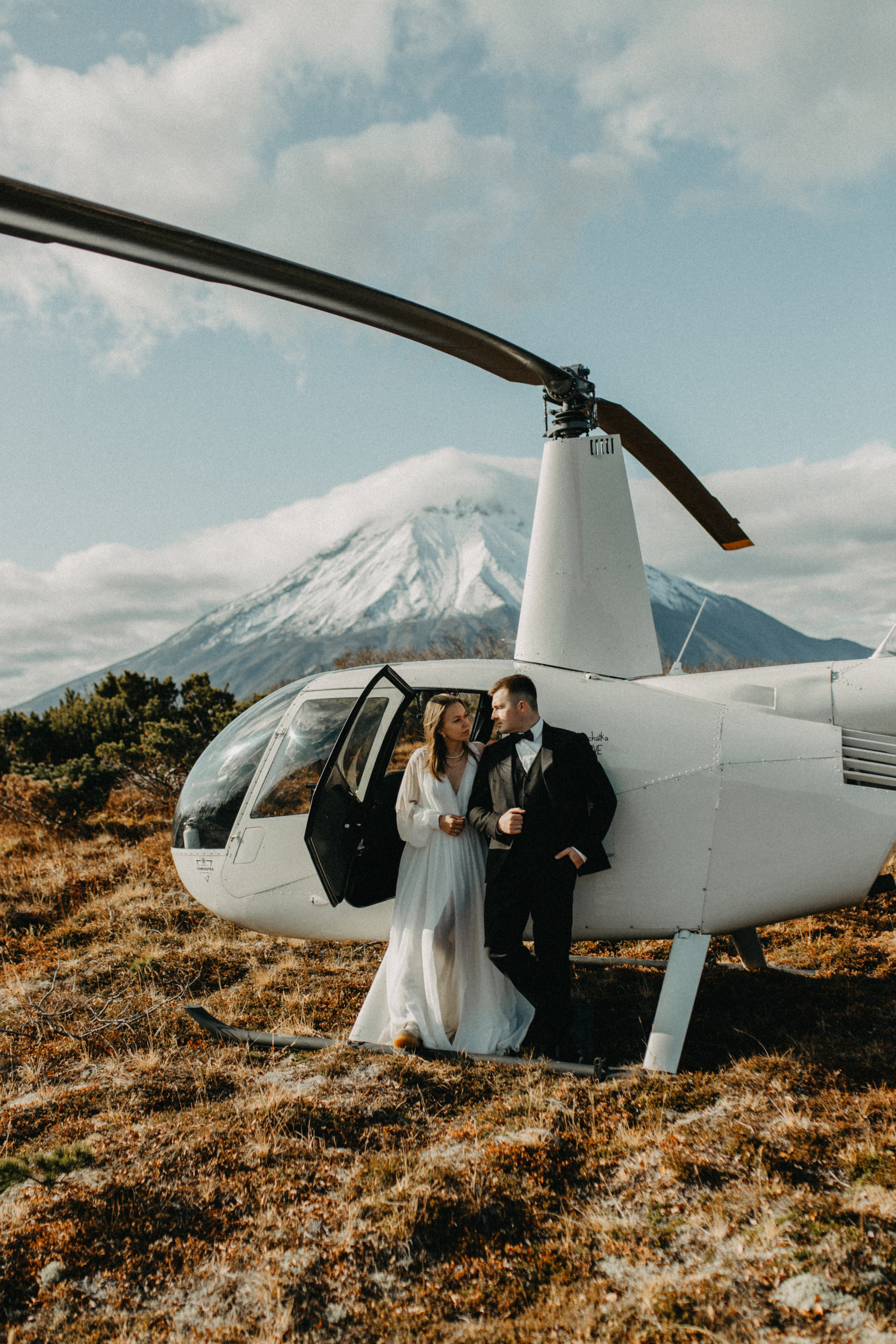 Вертолетный полет Бухта Жировая. Свадебное фото и видео на Камчатке. Туристические маршруты