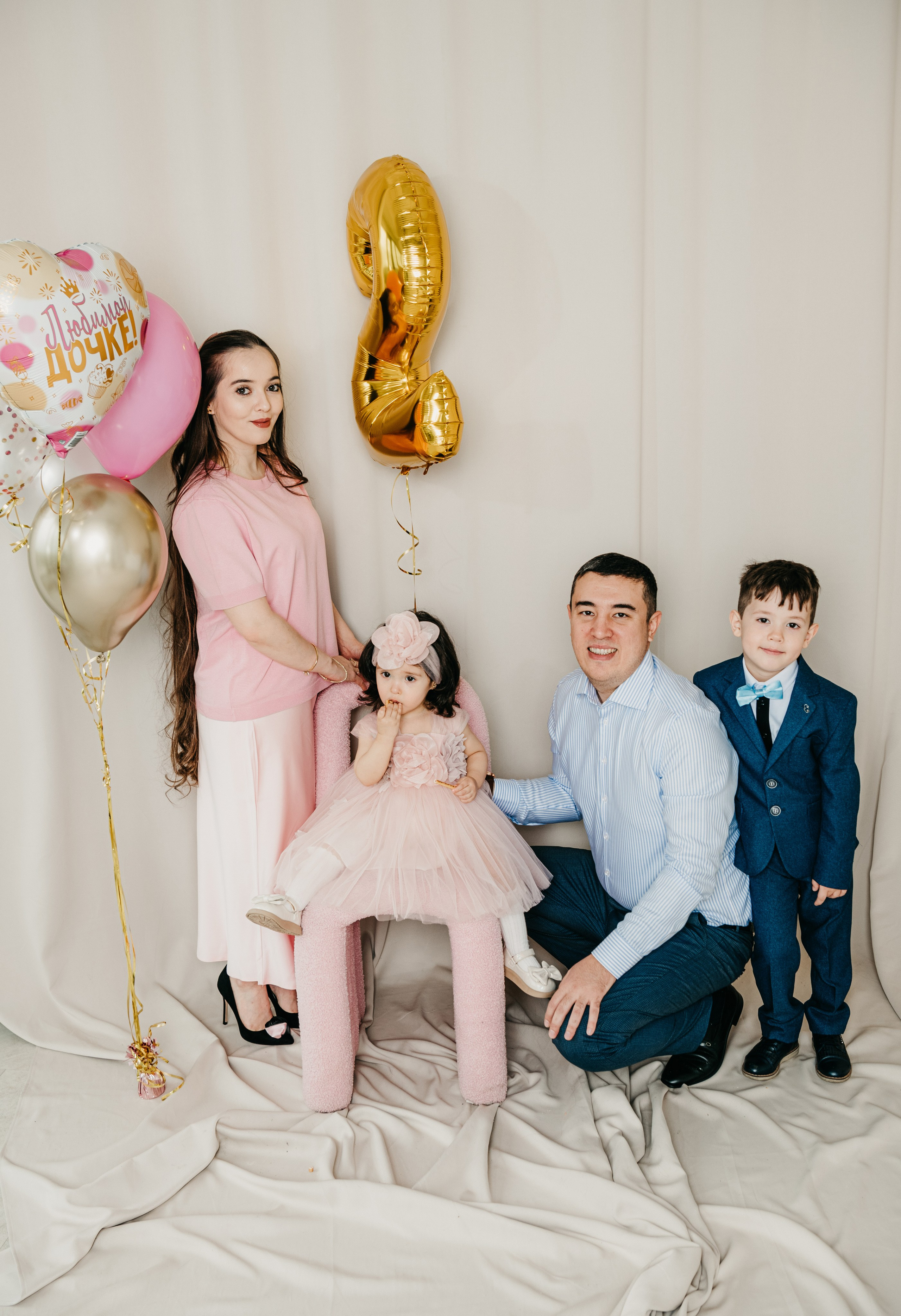 Майя с семьей. Фотограф на выписку из роддома в Москве и МО