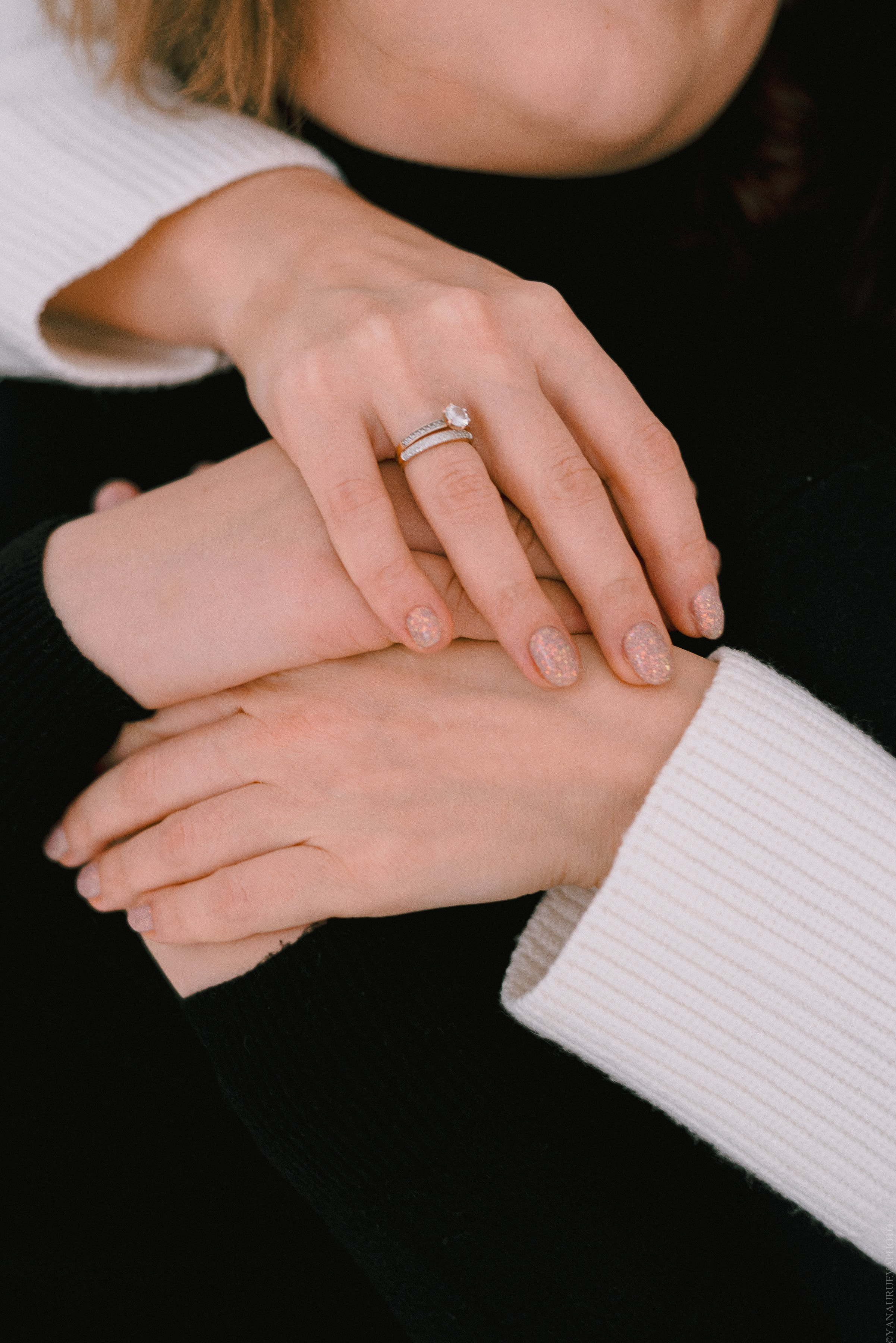 руки мамы и дочери