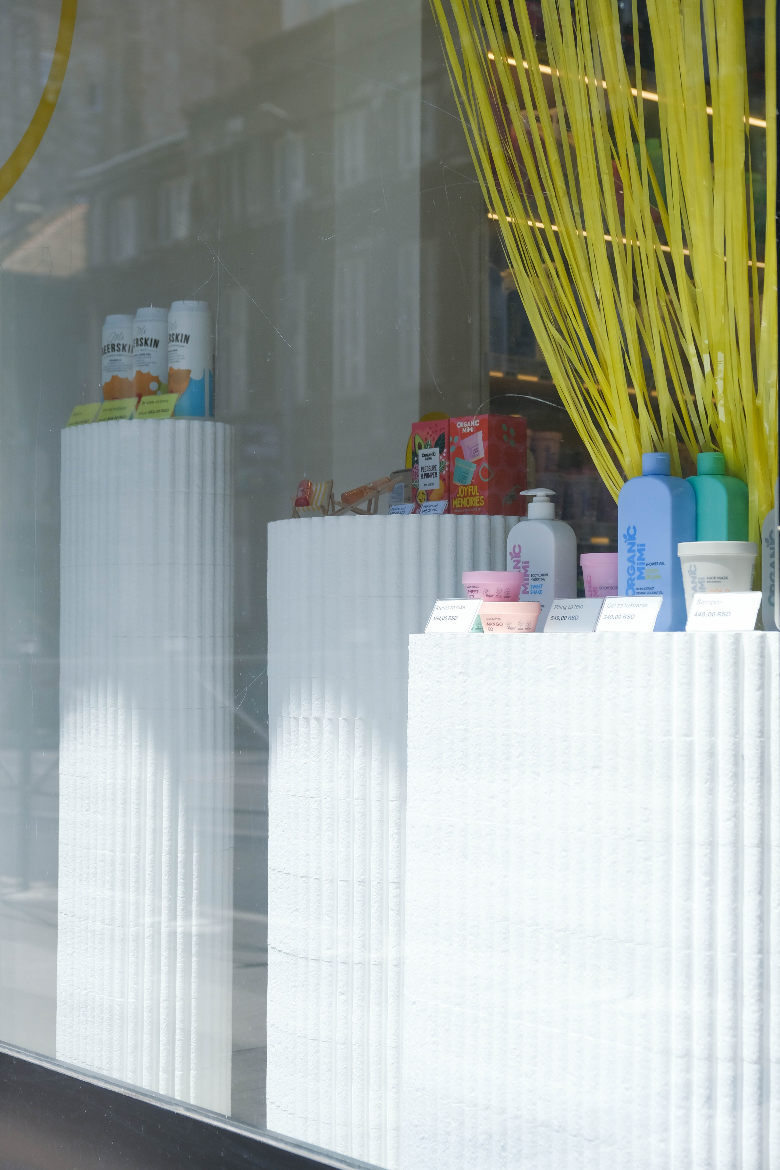 Яркий дизайн для магазина косметики в центре Белграда. Дизайн интерьеров по всему миру