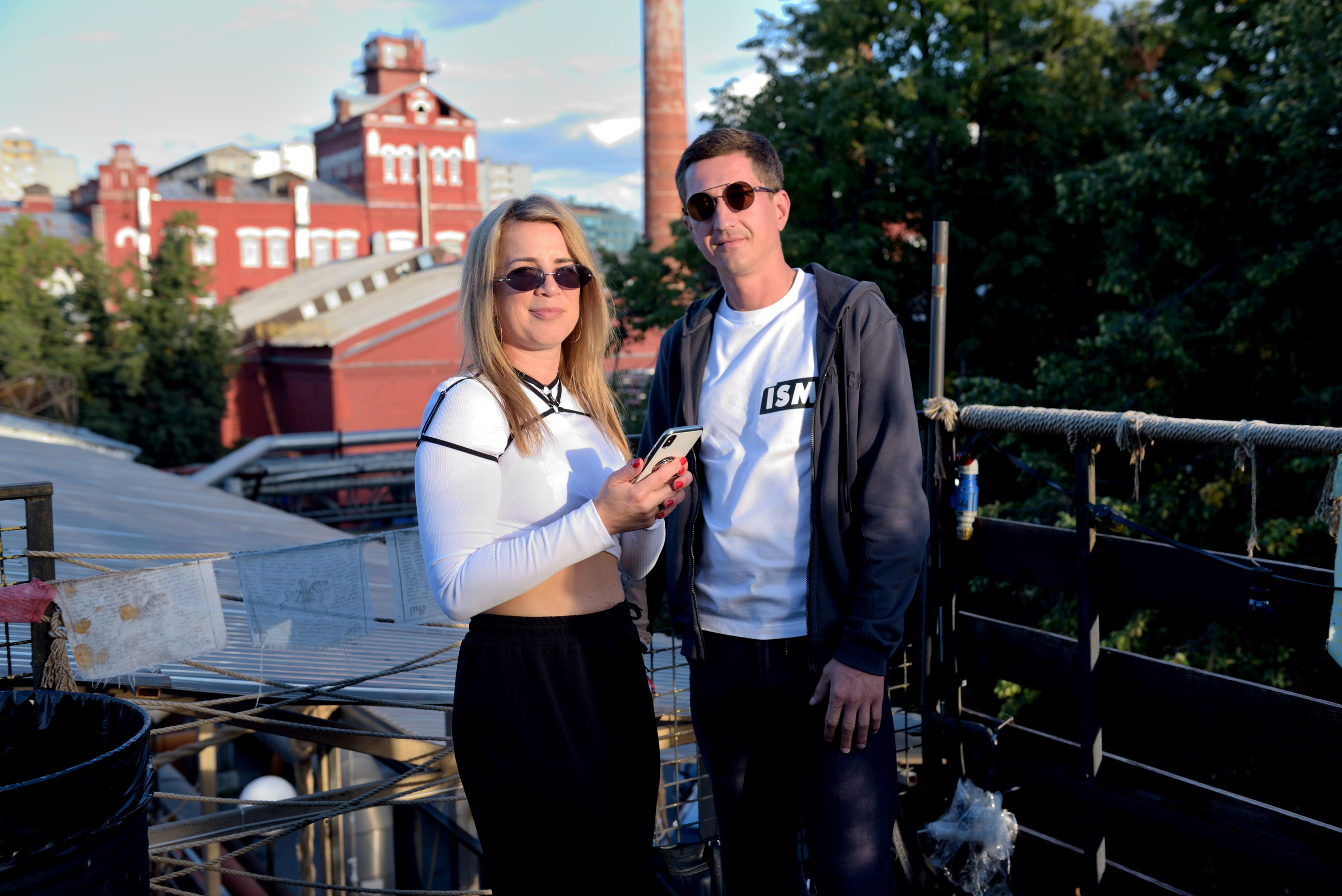 "Пара позирует на закате на мероприятии".