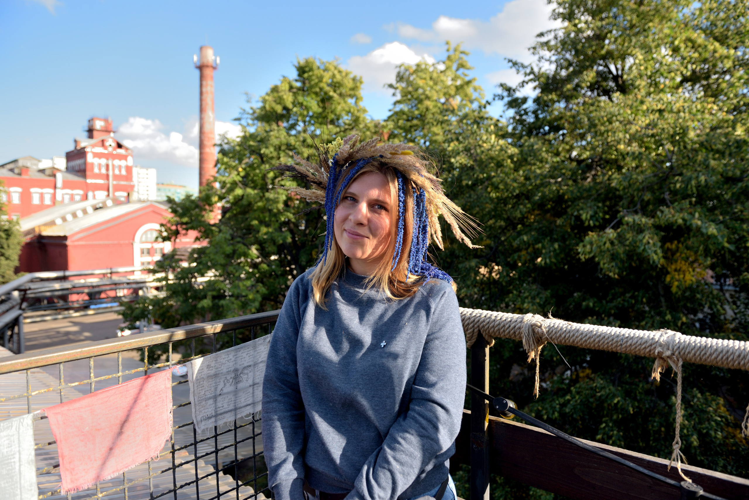 "Красивая девушка позирует на фото в венке из колосков".