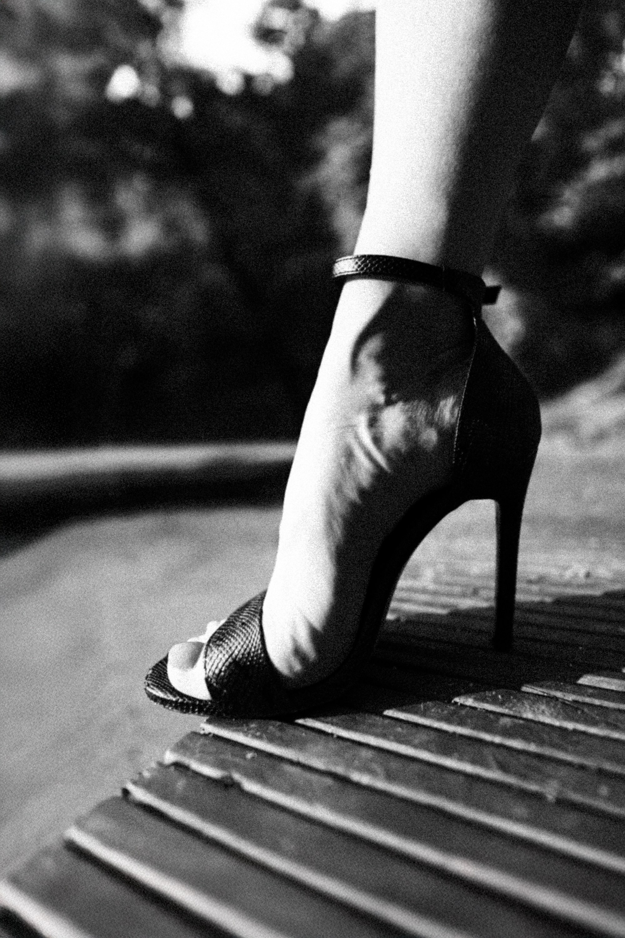 Нога в туфле на высоком каблуке