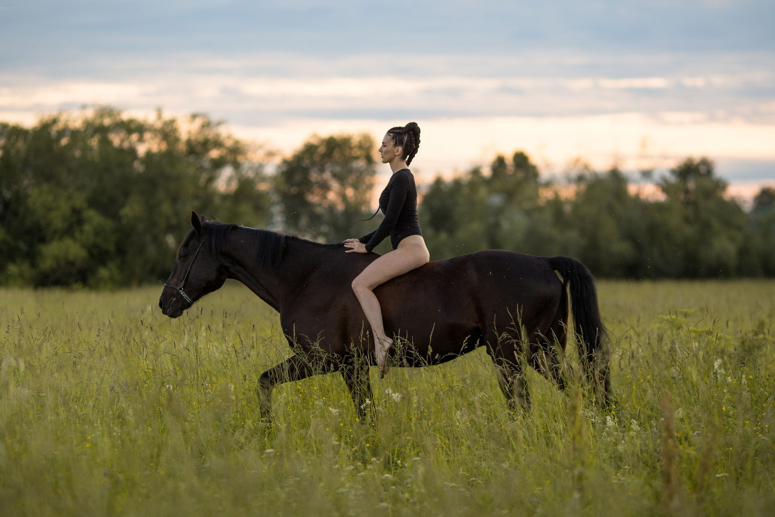 Фотосессия с лошадью в купальнике в поле