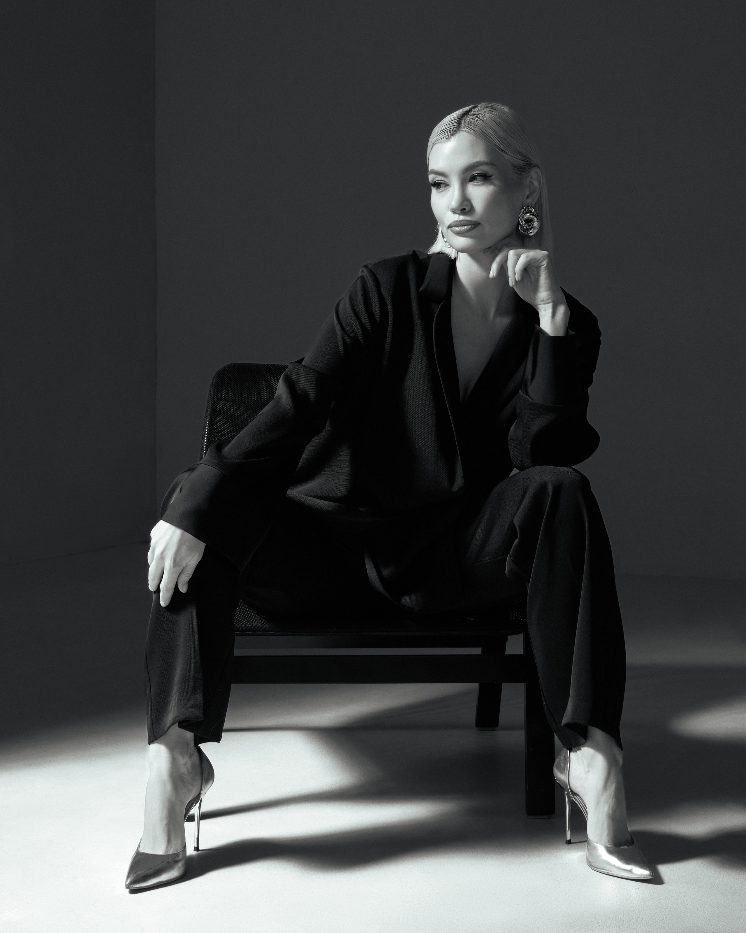 портрет девушки с тиле YSL 