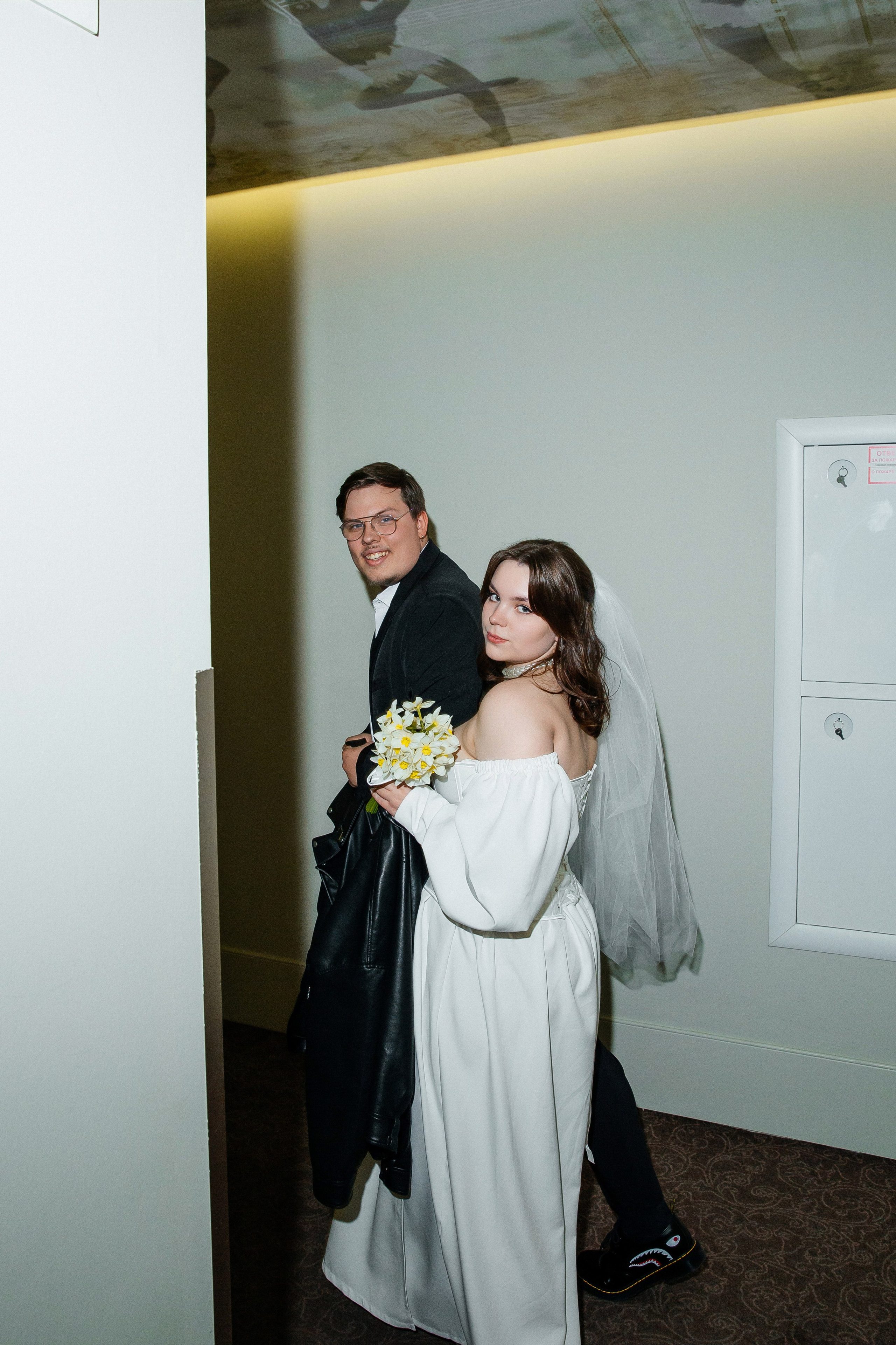Съемка в отеле и регистрация прохладным майским днем. Свадебный фотограф в Санкт-Петербурге Вика Стукачева