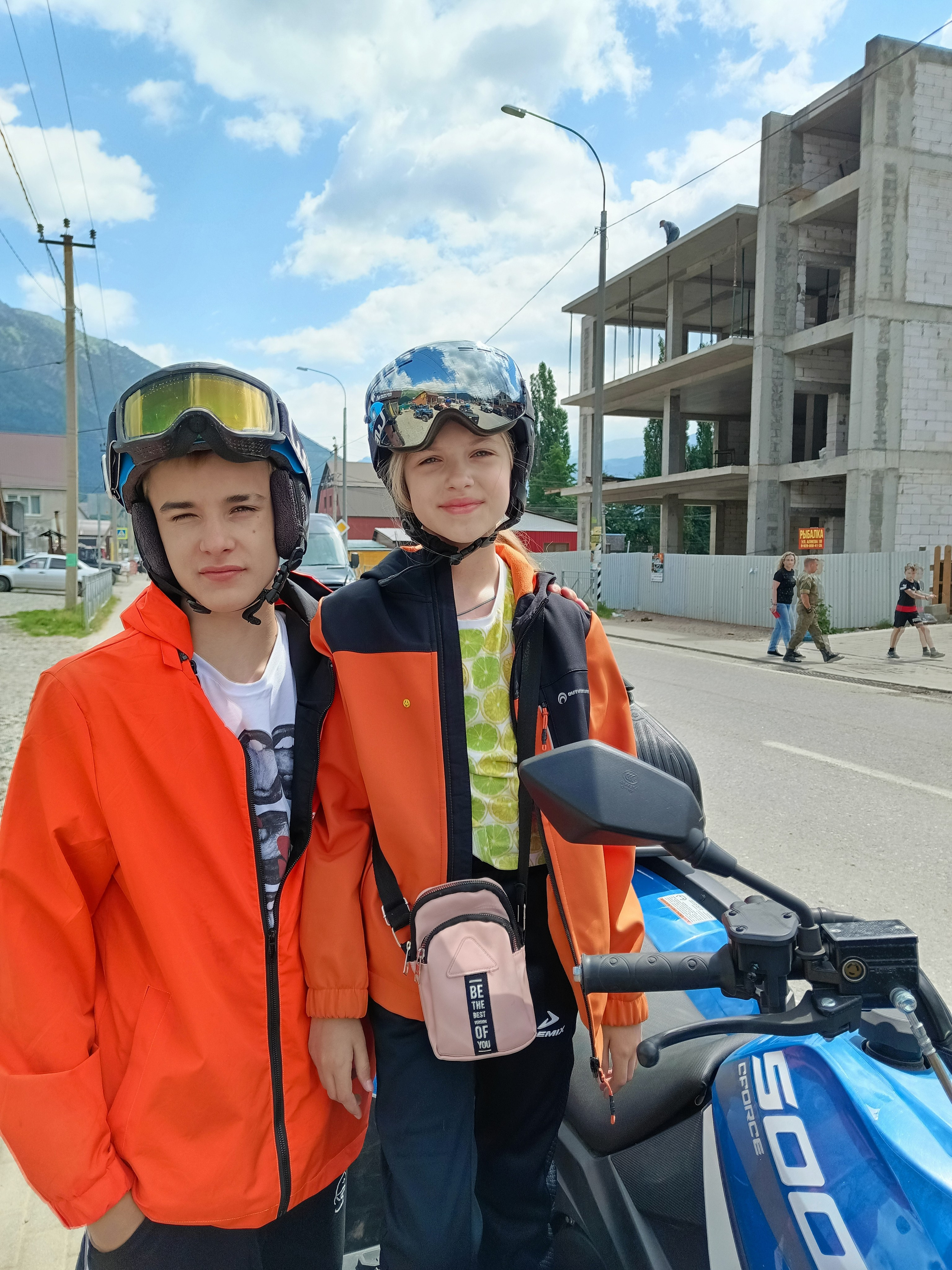 Эльбрус 2023 Маша Саша Дима. Заставка