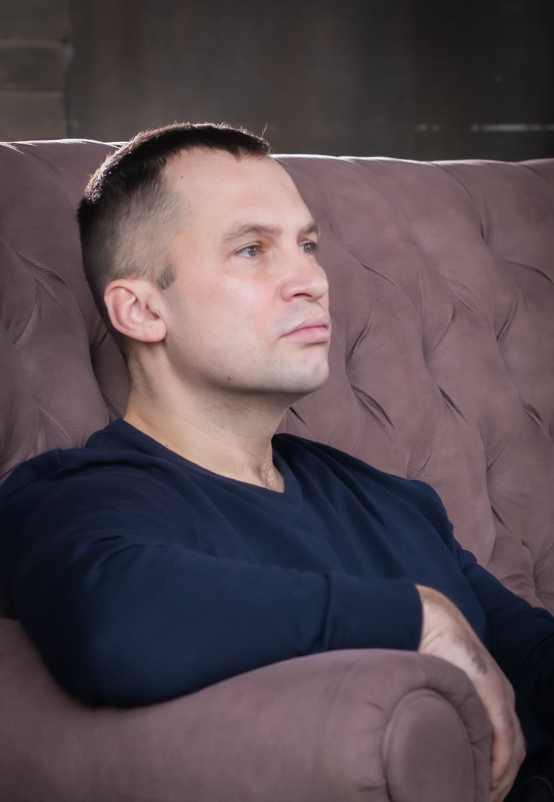 Мужской портрет в кресле в студии, характерный образ, Красногорск, фотограф Карасёва Елена