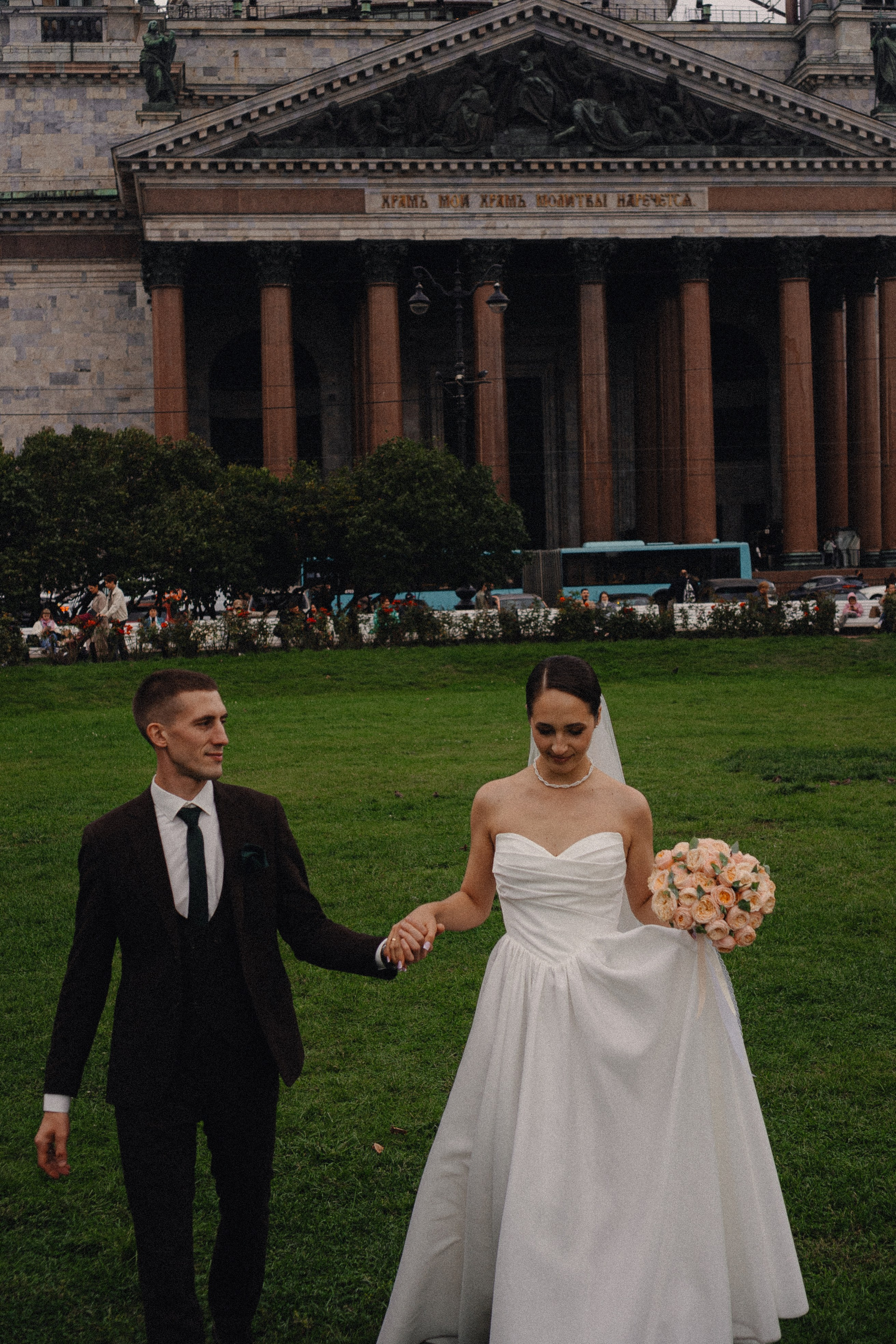 СВАДЕБНАЯ ПРОГУЛКА В САНТК-ПЕТЕРБУРГЕ (ИСАКИЕВСКИЙ СОБОР, ЗИМНЯЯ КАНАВКА, ЭРМИТАЖ И БОЛЬШАЯ МОРСКАЯ УЛИЦА). Профессиональный фотограф, Санкт-Петербург — Виктория Богомолова
